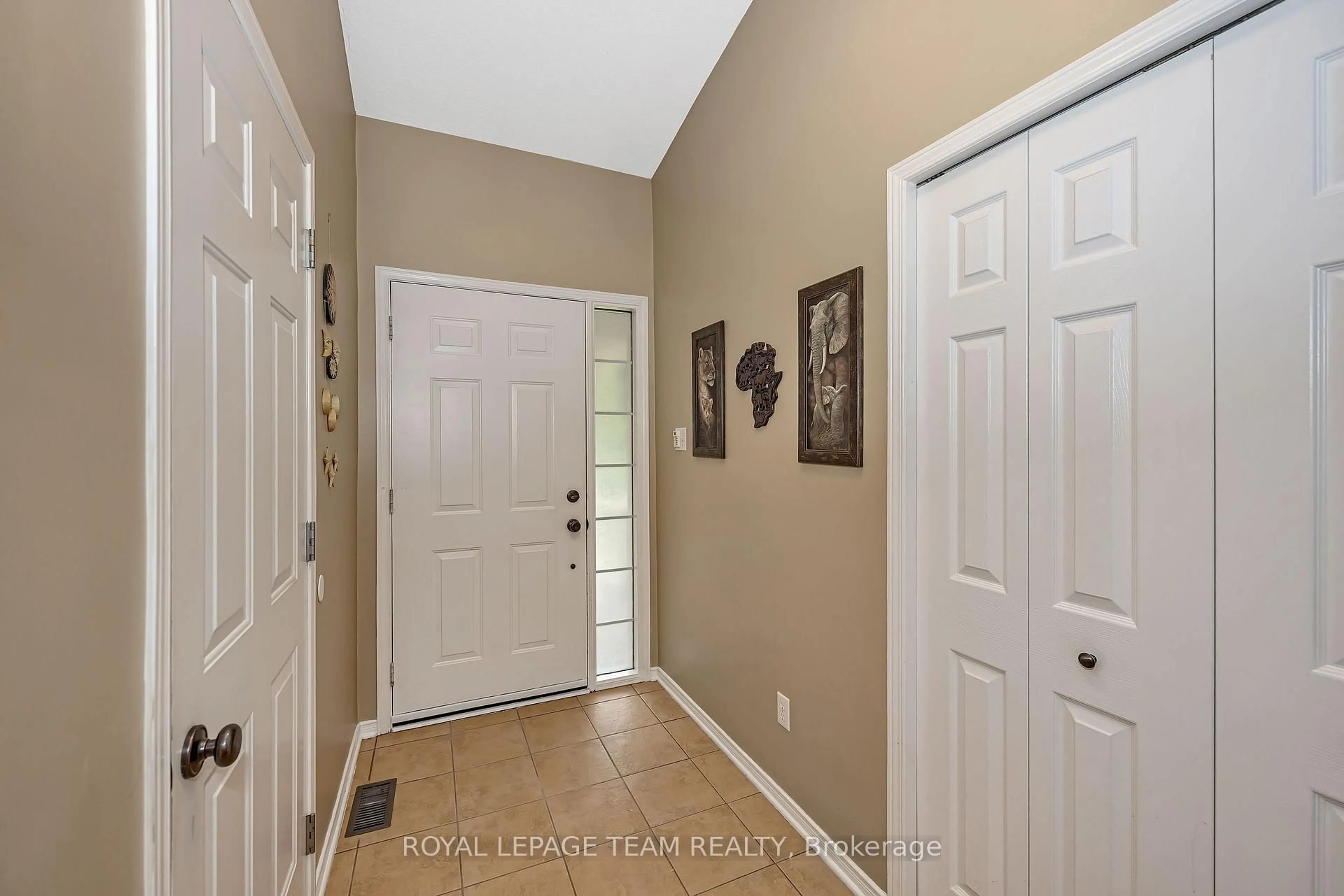 Indoor entryway for 6515 Waddion Dr, Ottawa Ontario K4P 1E7