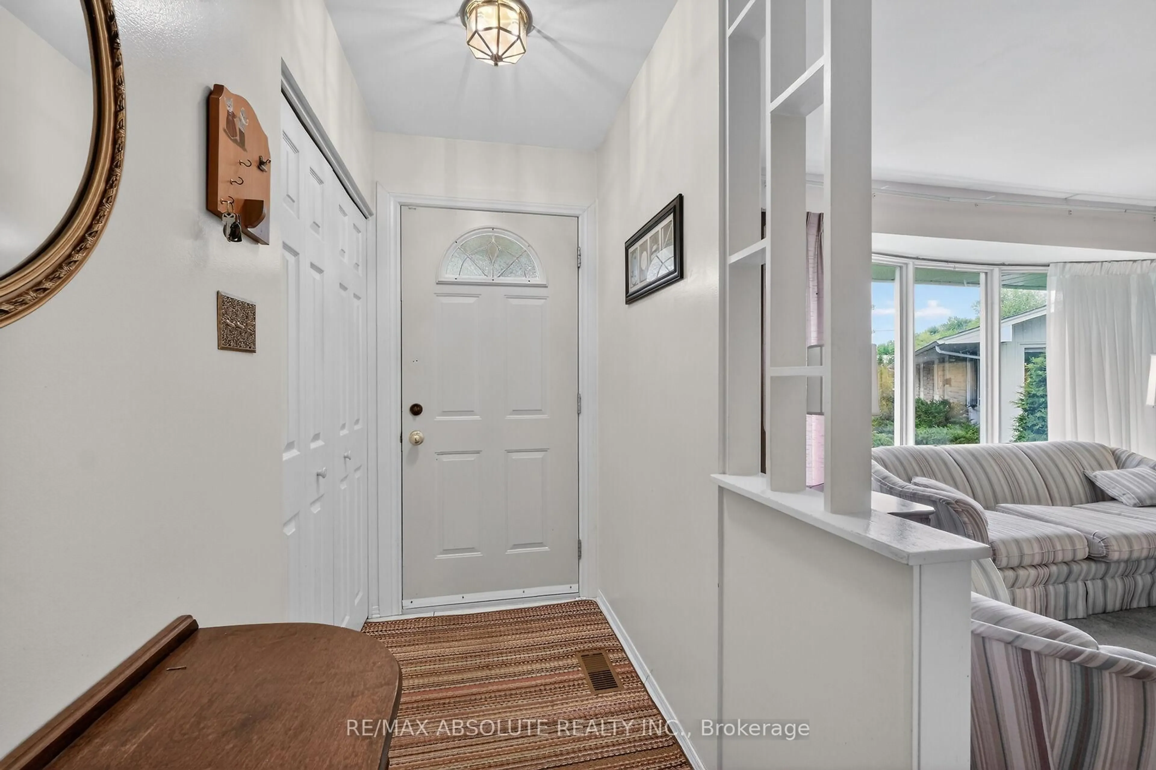 Indoor entryway for 59 Evergreen Dr, Ottawa Ontario K2H 6C5