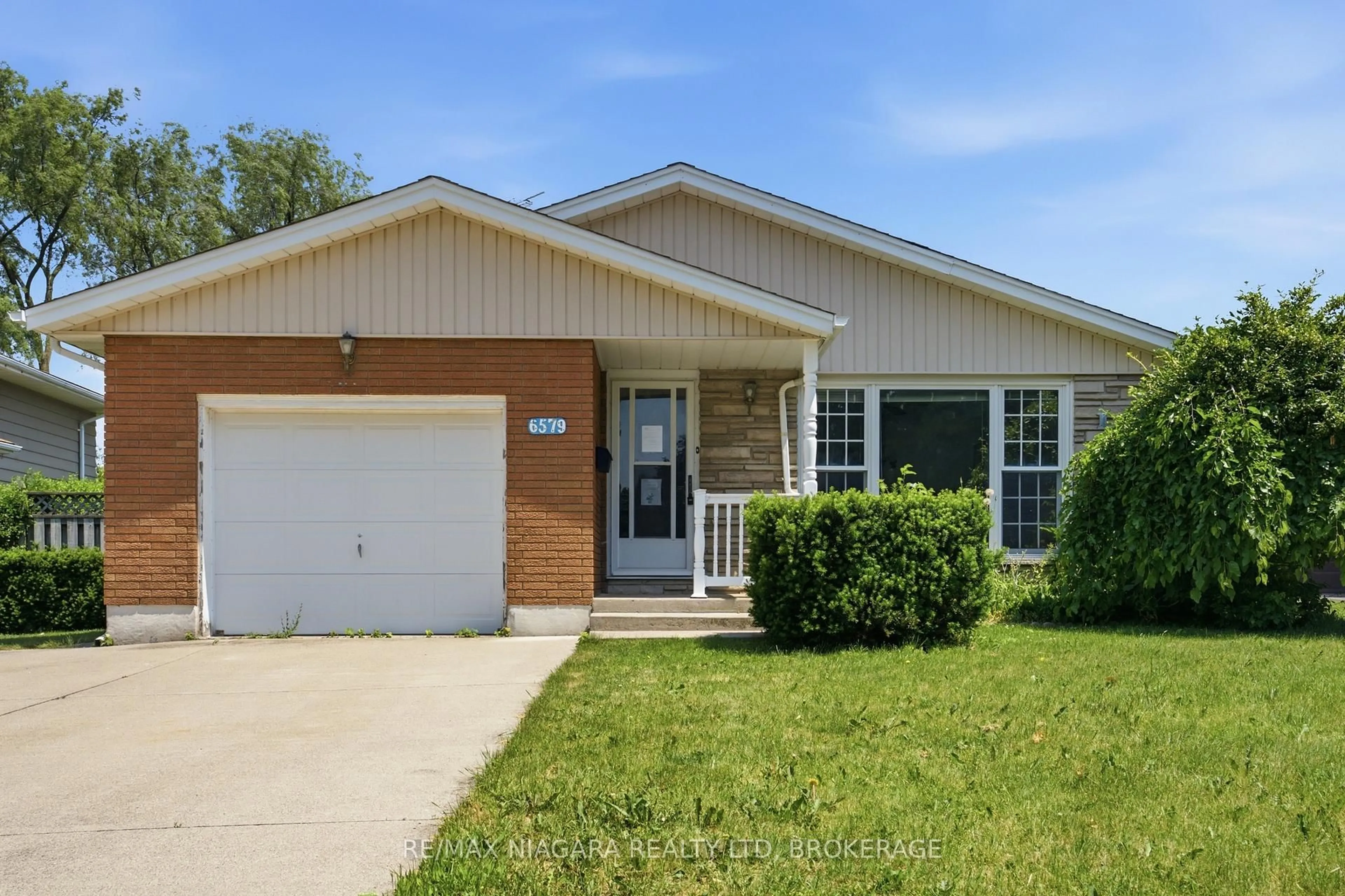 Home with vinyl exterior material, street for 6579 Crawford St, Niagara Falls Ontario L2E 5Z3