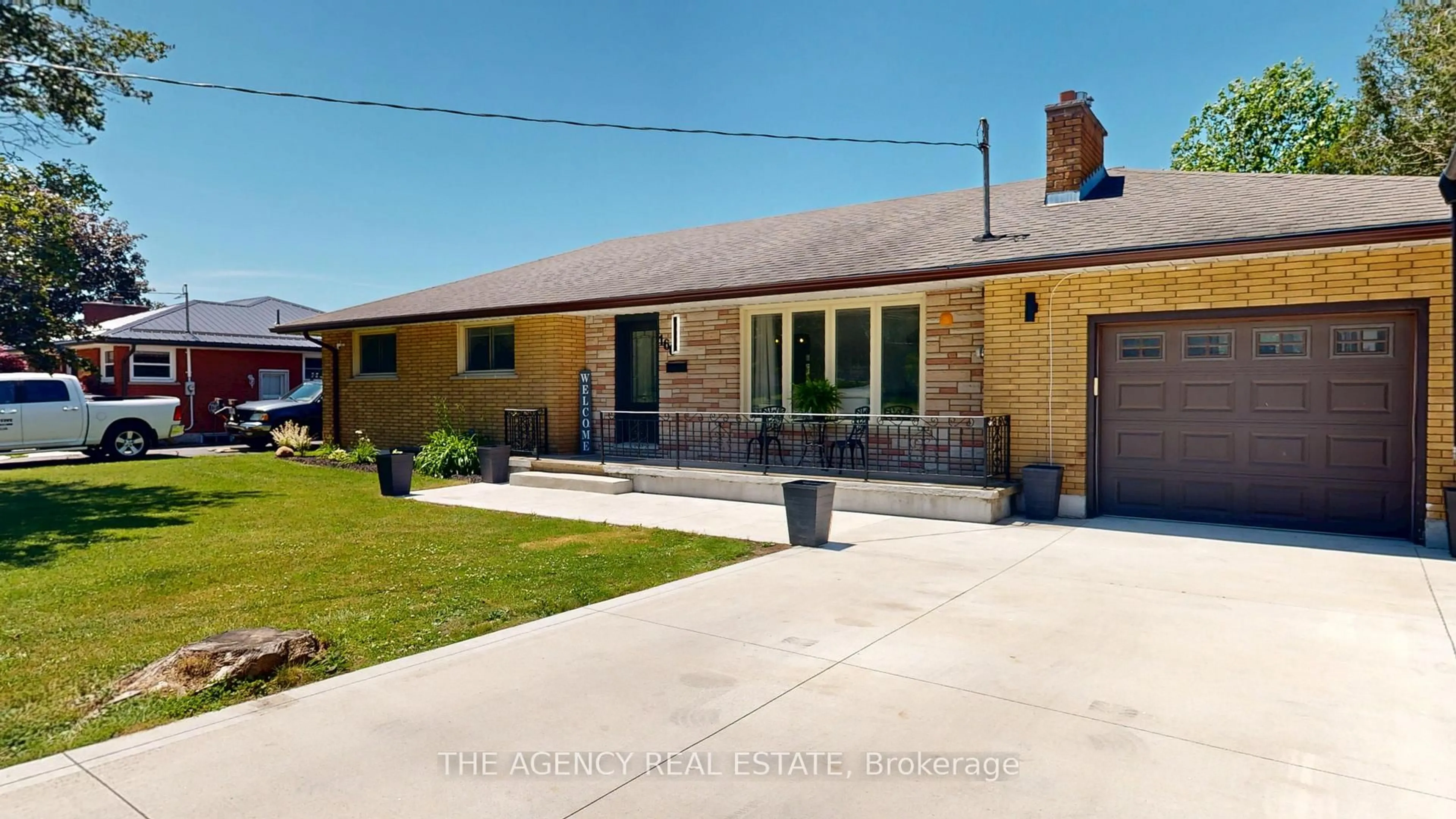 A pic from outside/outdoor area/front of a property/back of a property/a pic from drone, building for 166 Fairview Ave, St. Thomas Ontario N5R 4Y1