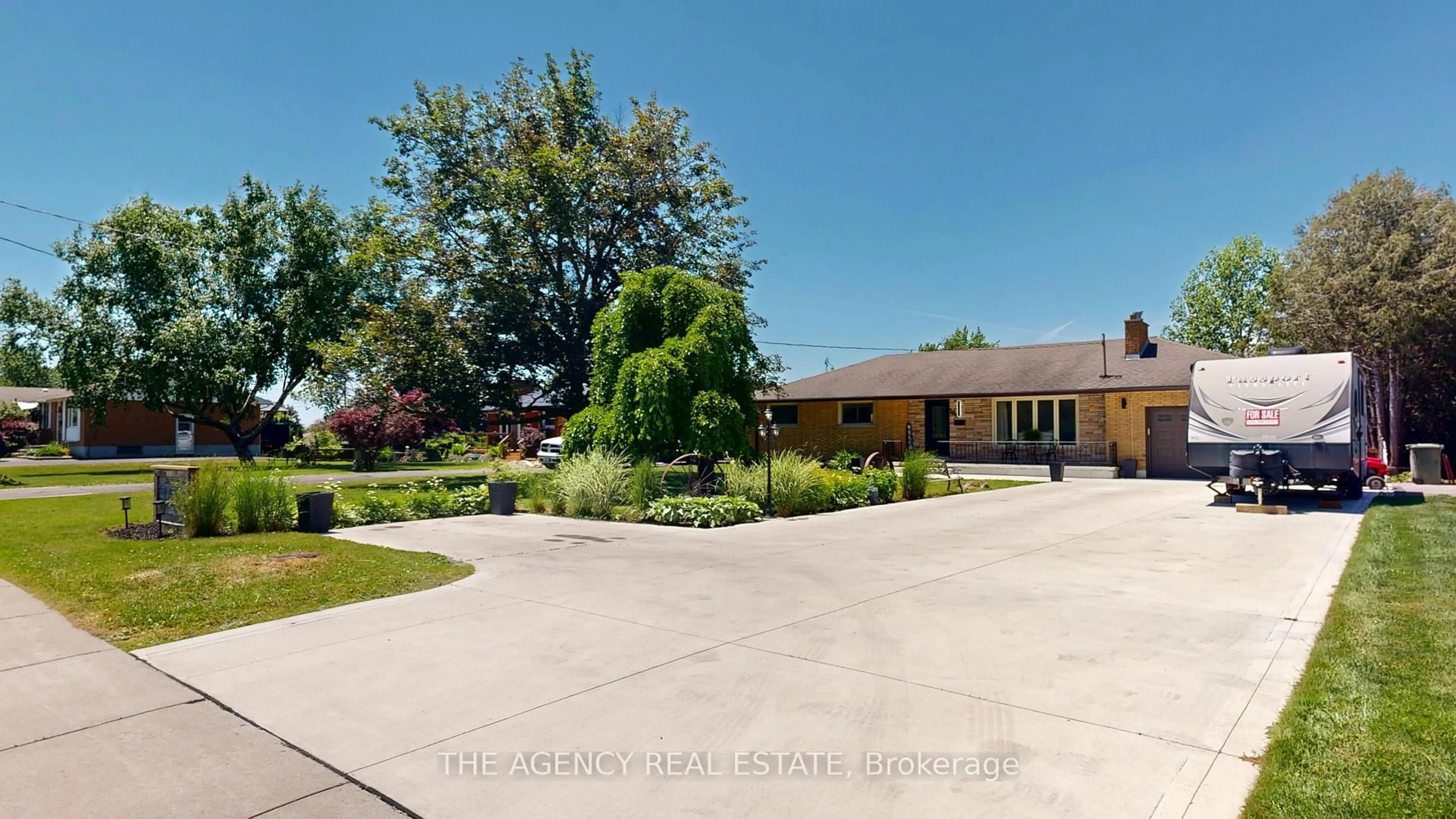 A pic from outside/outdoor area/front of a property/back of a property/a pic from drone, street for 166 Fairview Ave, St. Thomas Ontario N5R 4Y1