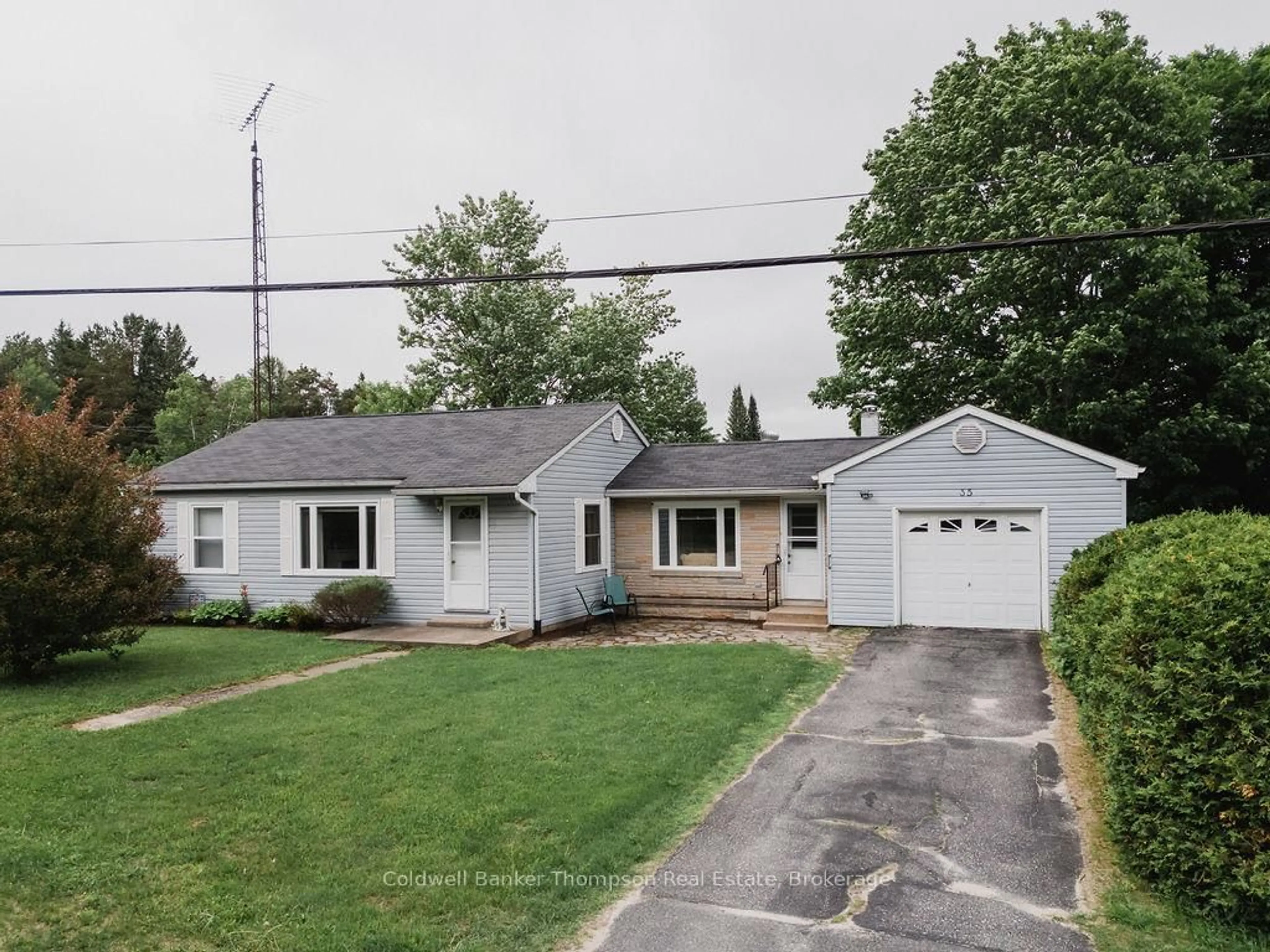 Home with vinyl exterior material, street for 35 John St, Sundridge Ontario P0A 1Z0