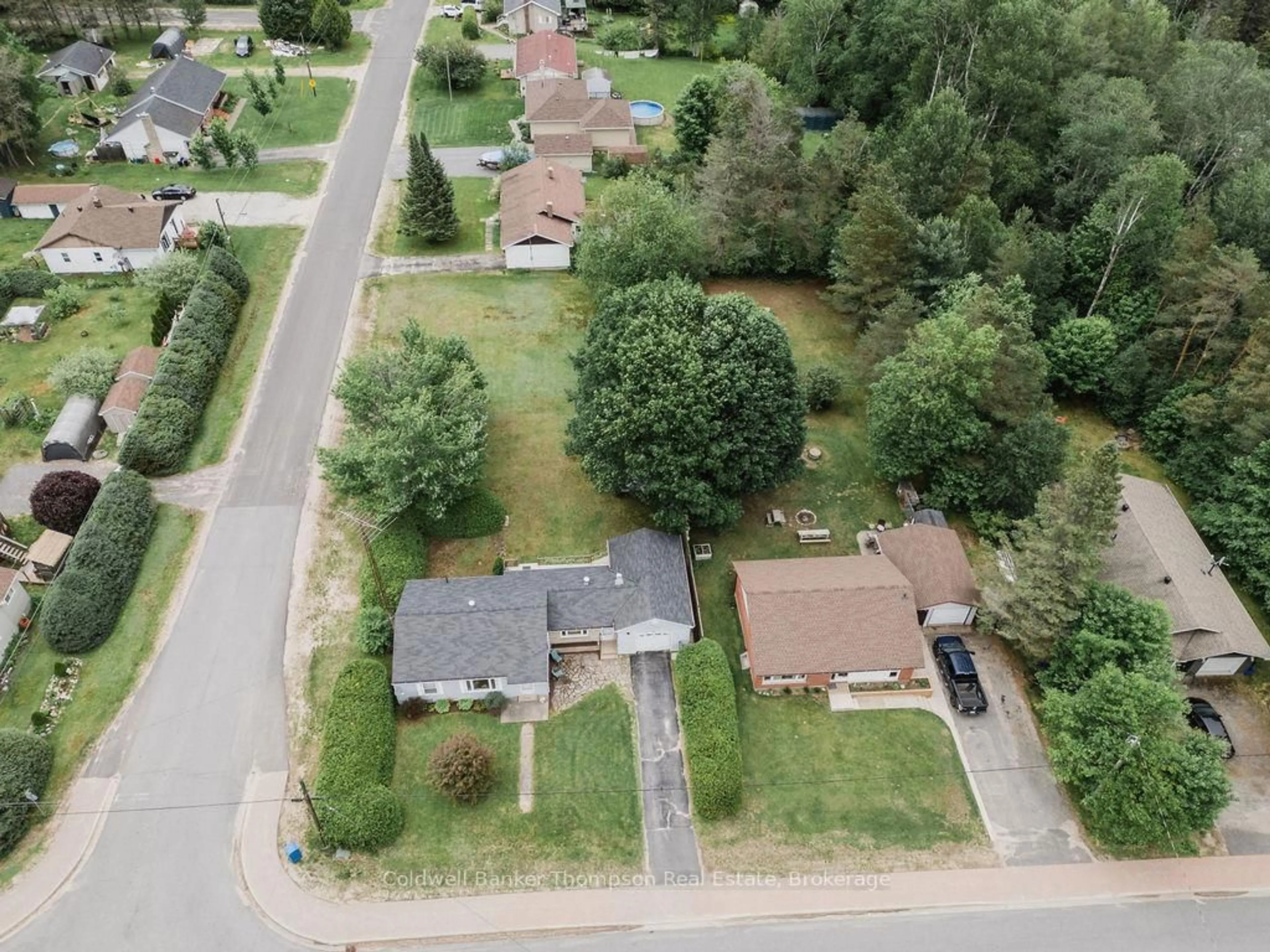 A pic from outside/outdoor area/front of a property/back of a property/a pic from drone, street for 35 John St, Sundridge Ontario P0A 1Z0