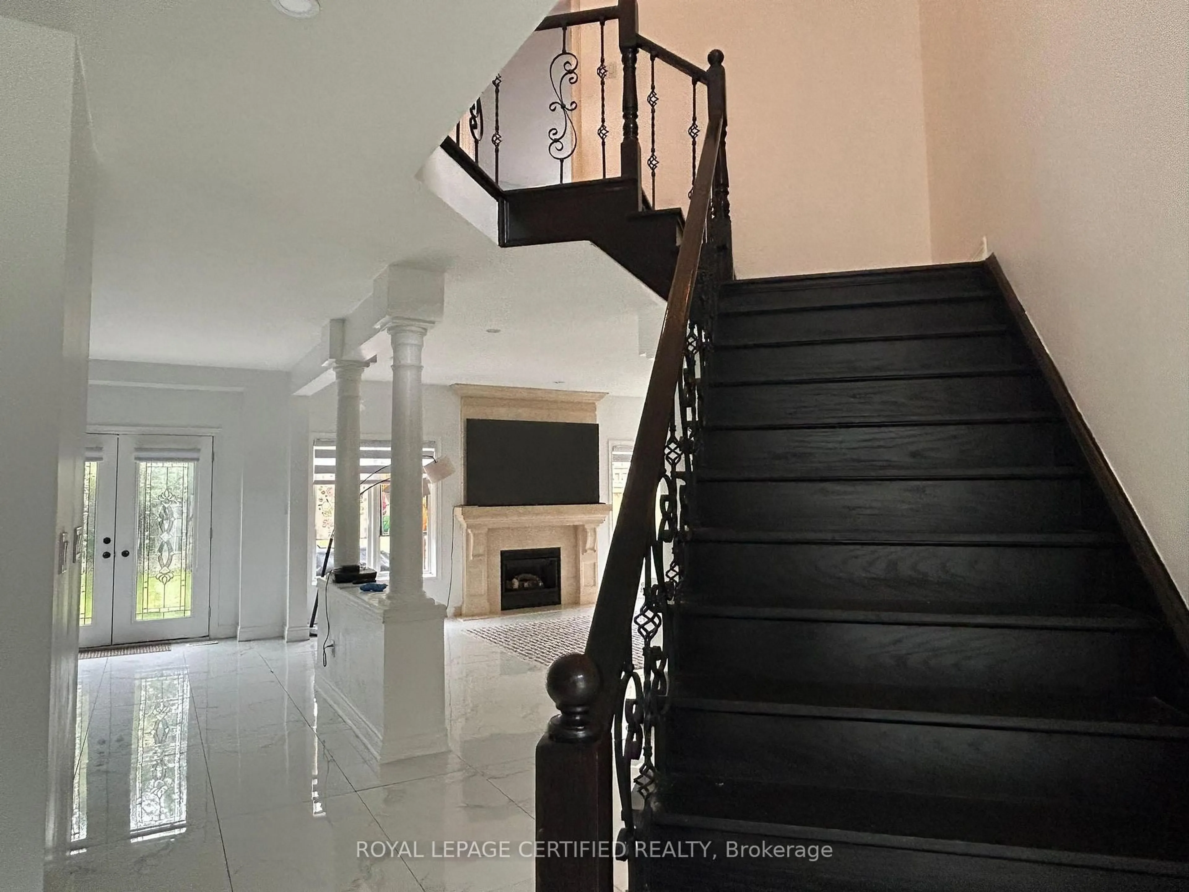 Indoor foyer for 197 Joshua Ave, Hamilton Ontario L9K 1R7