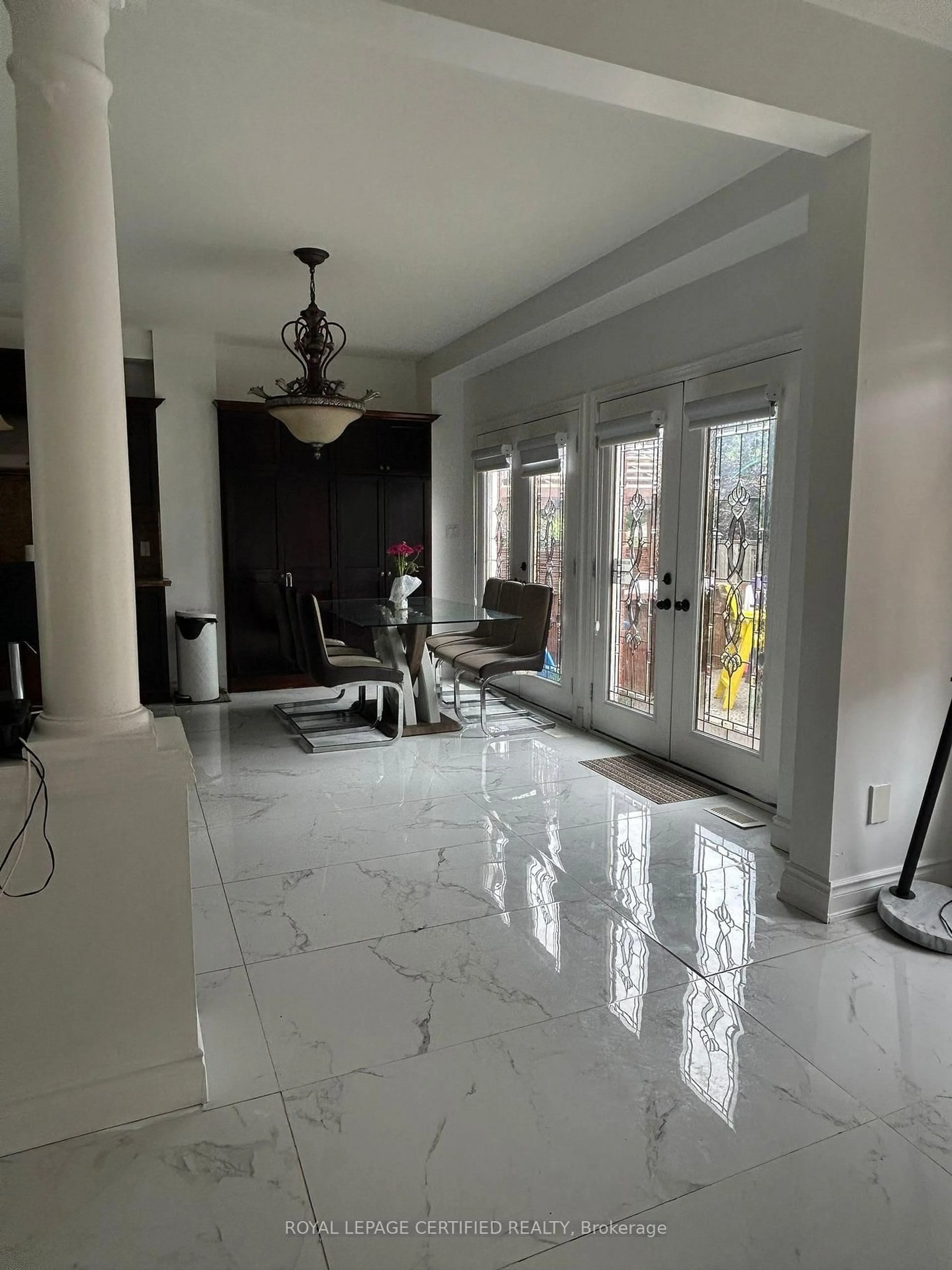 Indoor foyer for 197 Joshua Ave, Hamilton Ontario L9K 1R7
