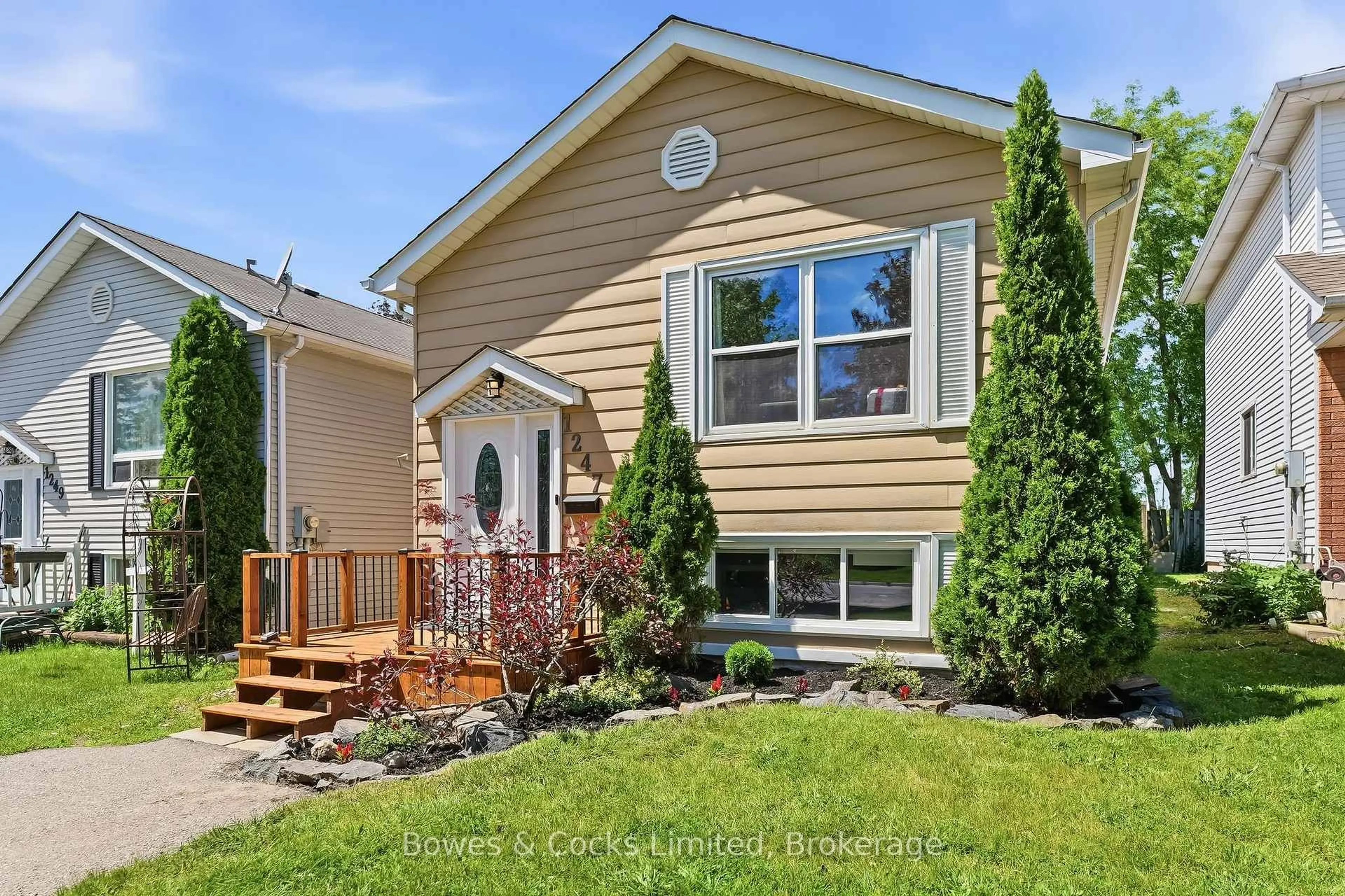 Home with vinyl exterior material, street for 1247 Huntington Circ, Peterborough Ontario K9K 2B4