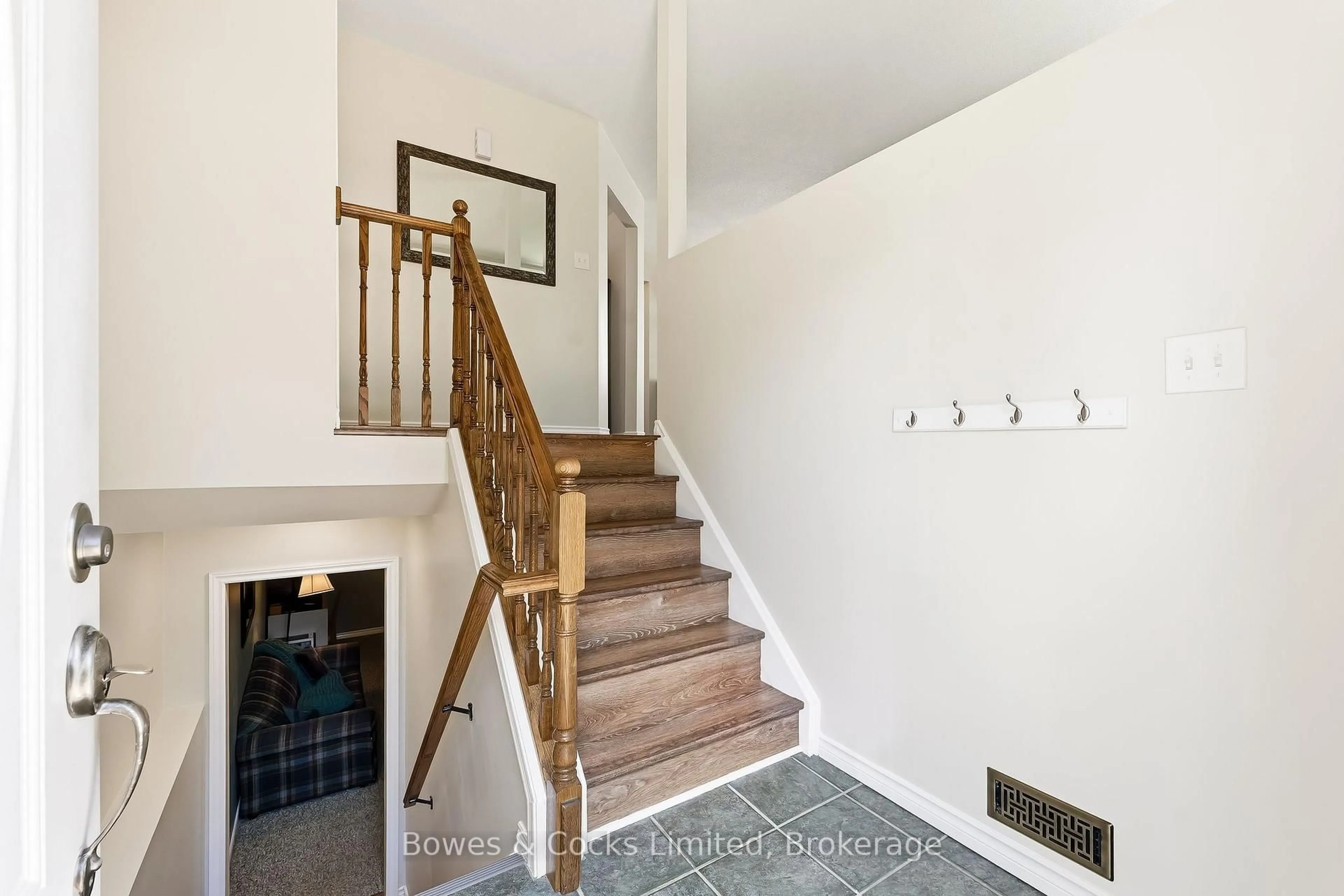 Indoor entryway for 1247 Huntington Circ, Peterborough Ontario K9K 2B4