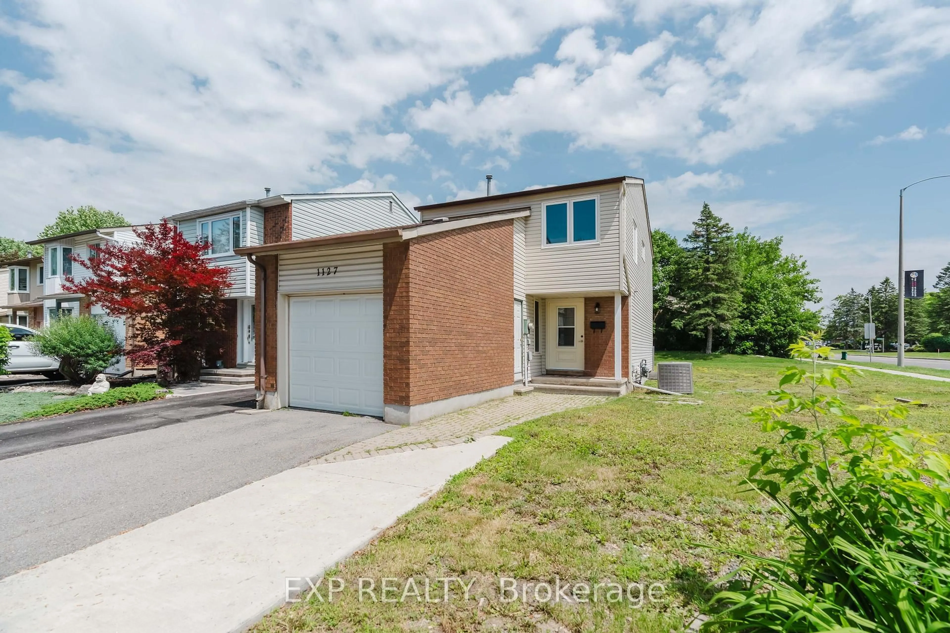 A pic from outside/outdoor area/front of a property/back of a property/a pic from drone, street for 1127 Avignon Crt, Ottawa Ontario K1C 2M2