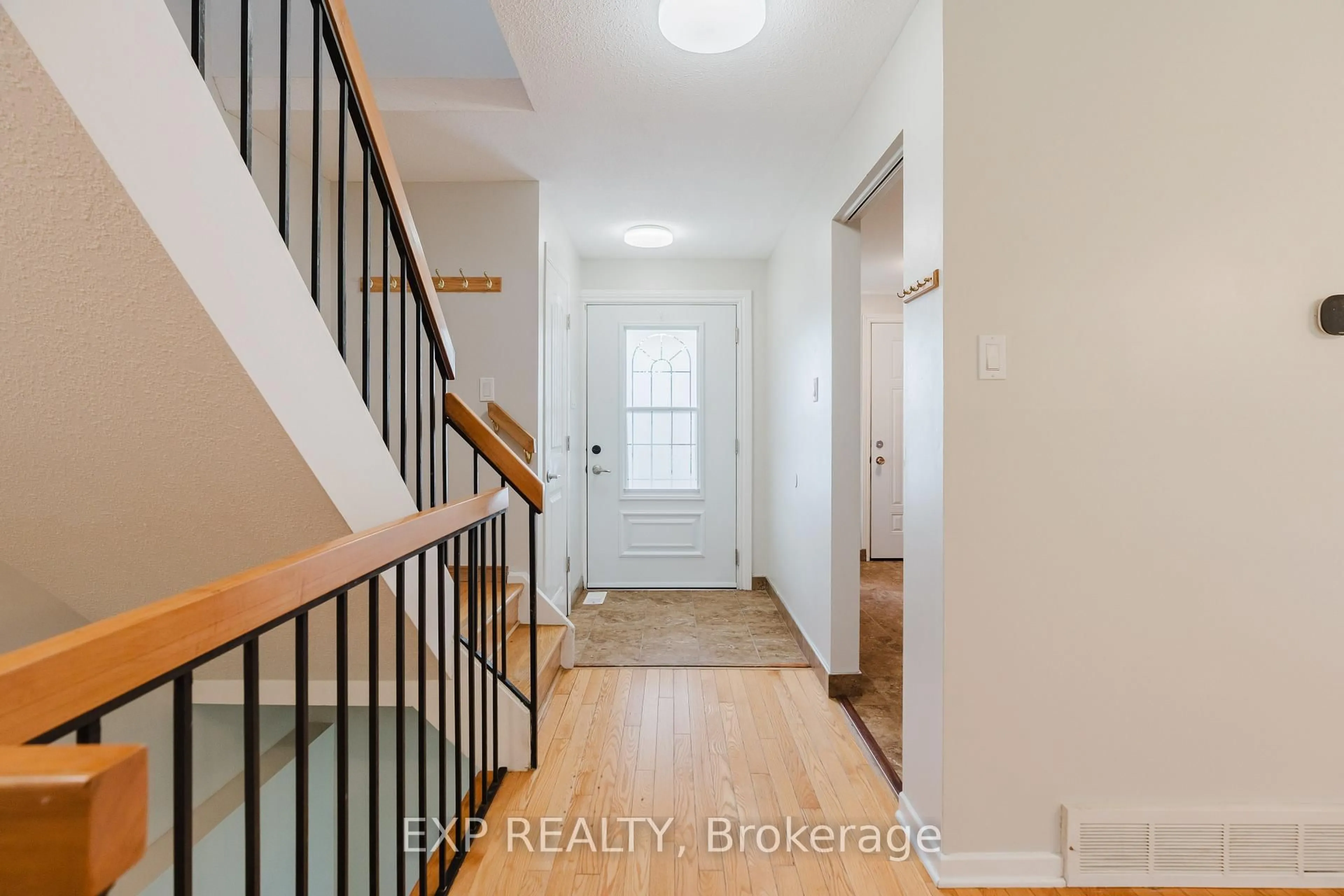Indoor entryway for 1127 Avignon Crt, Ottawa Ontario K1C 2M2