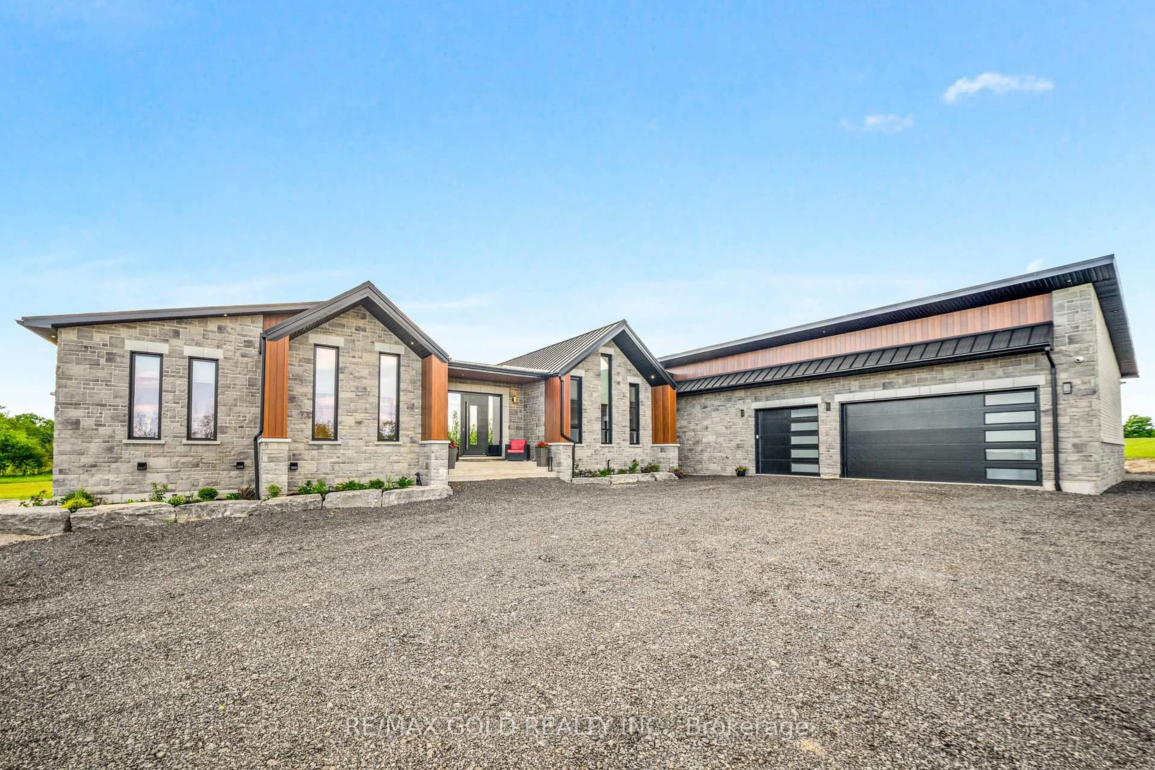 A pic from outside/outdoor area/front of a property/back of a property/a pic from drone, building for 554068 Mono Amaranth Townline, Amaranth Ontario L9W 0T1