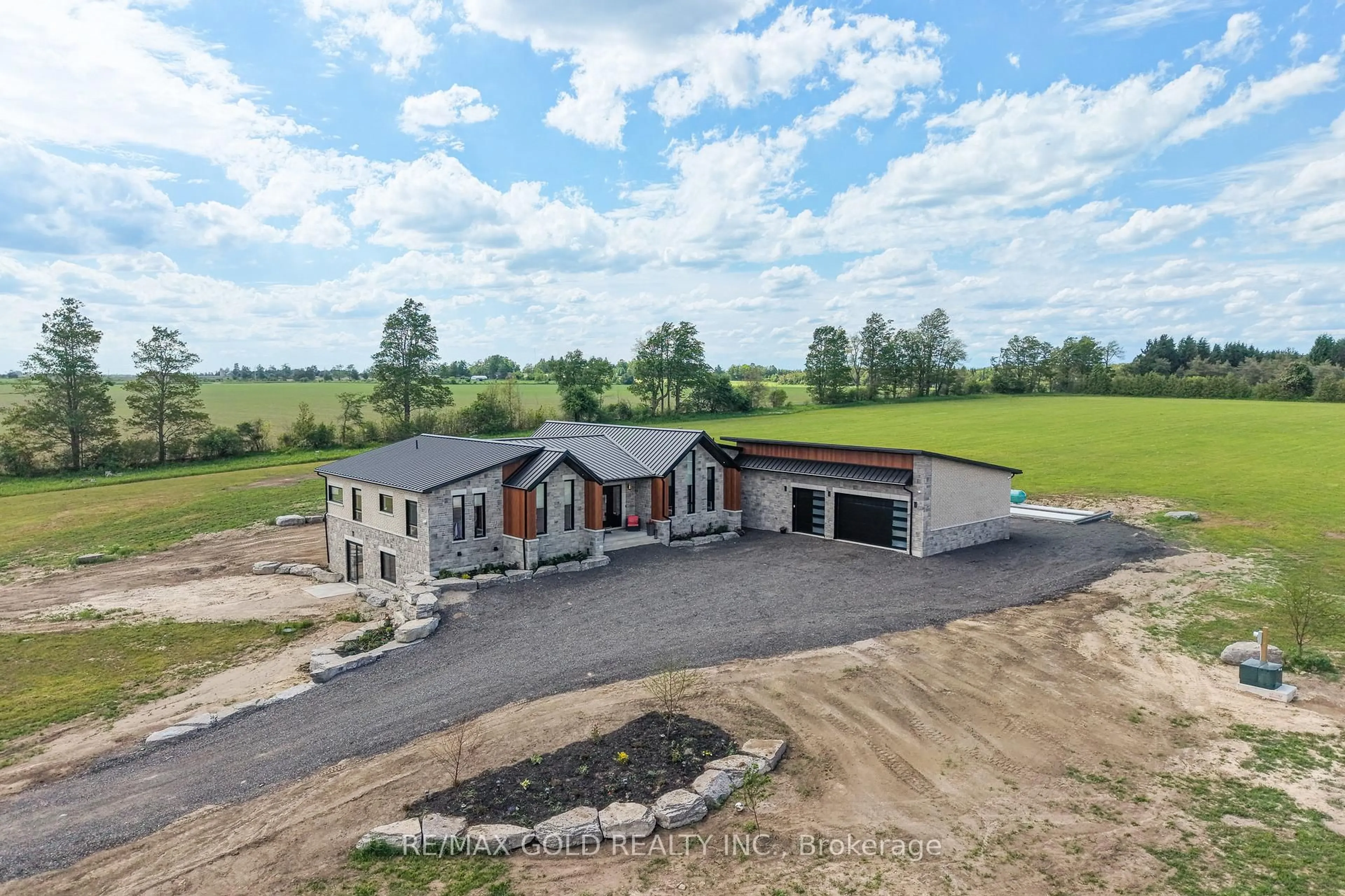 A pic from outside/outdoor area/front of a property/back of a property/a pic from drone, building for 554068 Mono Amaranth Townline, Amaranth Ontario L9W 0T1