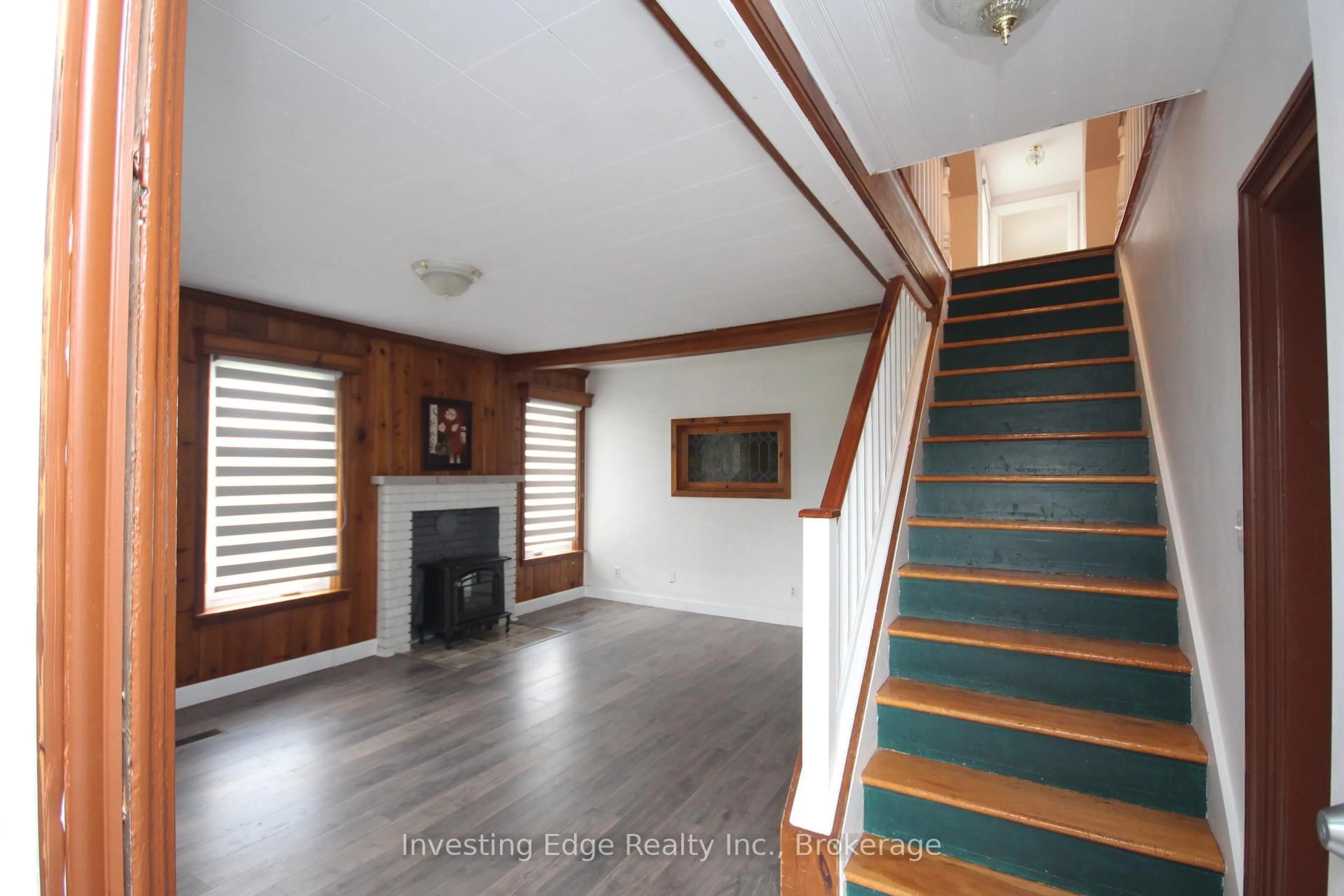 Indoor foyer for 1859 Lazier Rd, Shannonville Ontario K0K 3A0