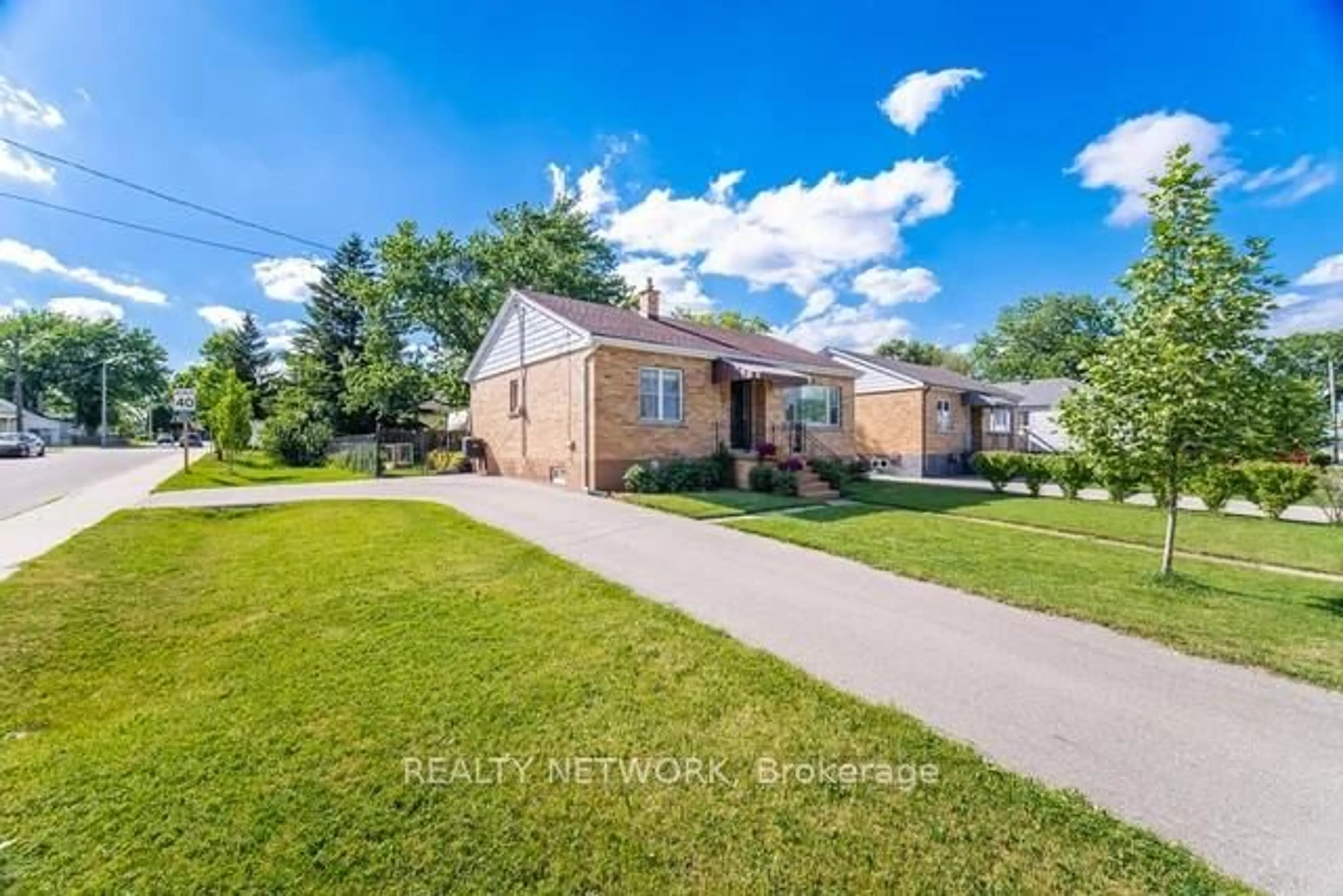A pic from outside/outdoor area/front of a property/back of a property/a pic from drone, street for 622 Upper Sherman Ave, Hamilton Ontario L8V 3M2
