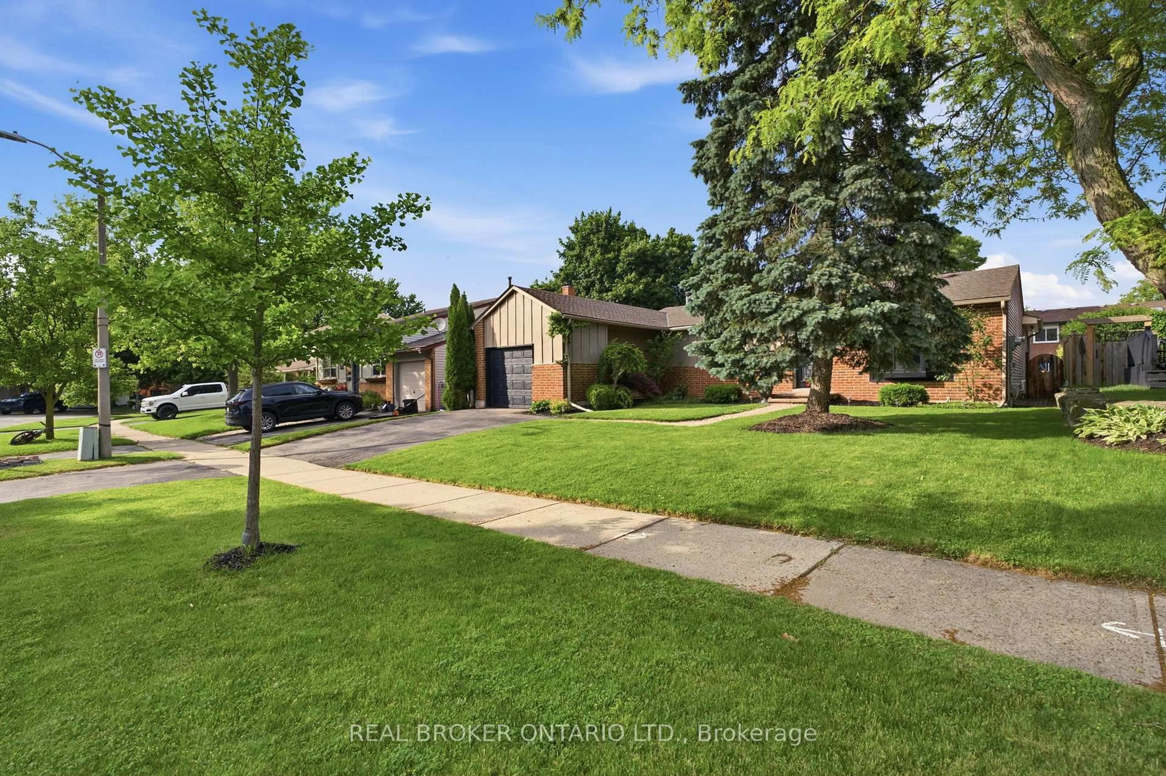 A pic from outside/outdoor area/front of a property/back of a property/a pic from drone, street for 37 Melissa Cres, Hamilton Ontario L9H 7C5