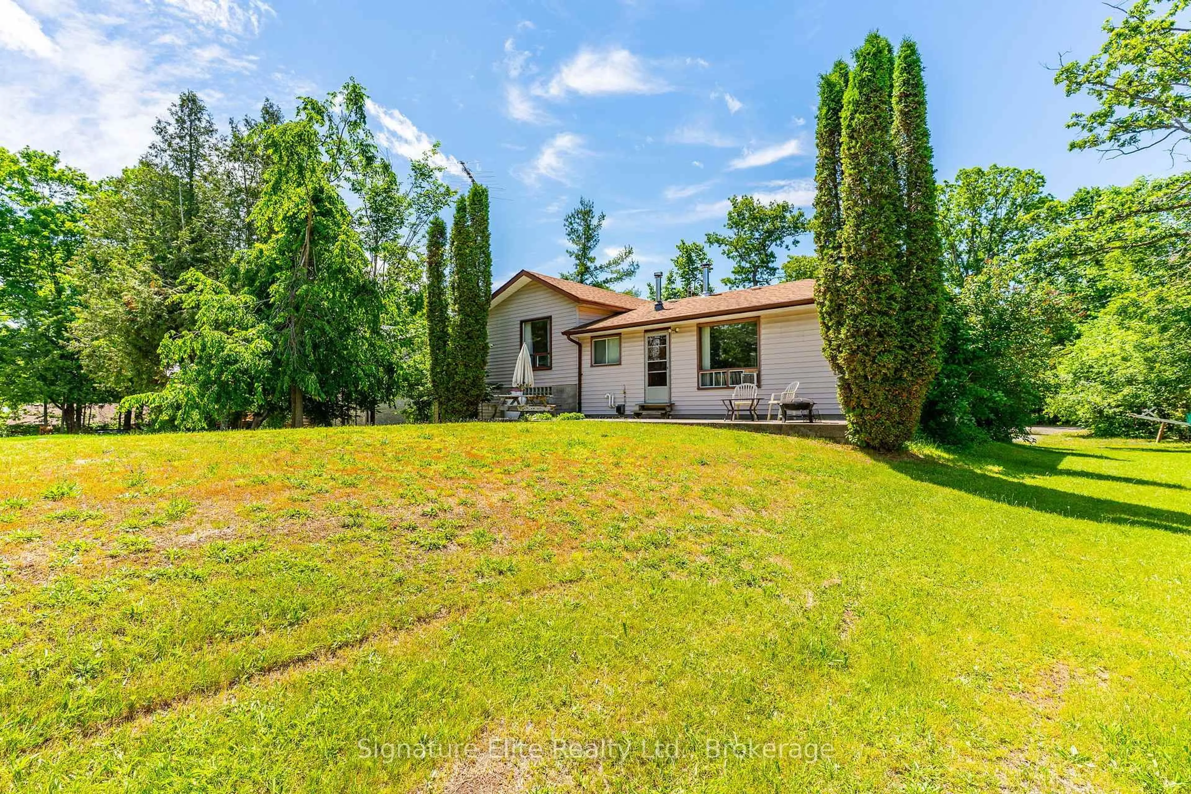 A pic from outside/outdoor area/front of a property/back of a property/a pic from drone, unknown for 20 Camelot Pl, Kawartha Lakes Ontario K0M 2B0