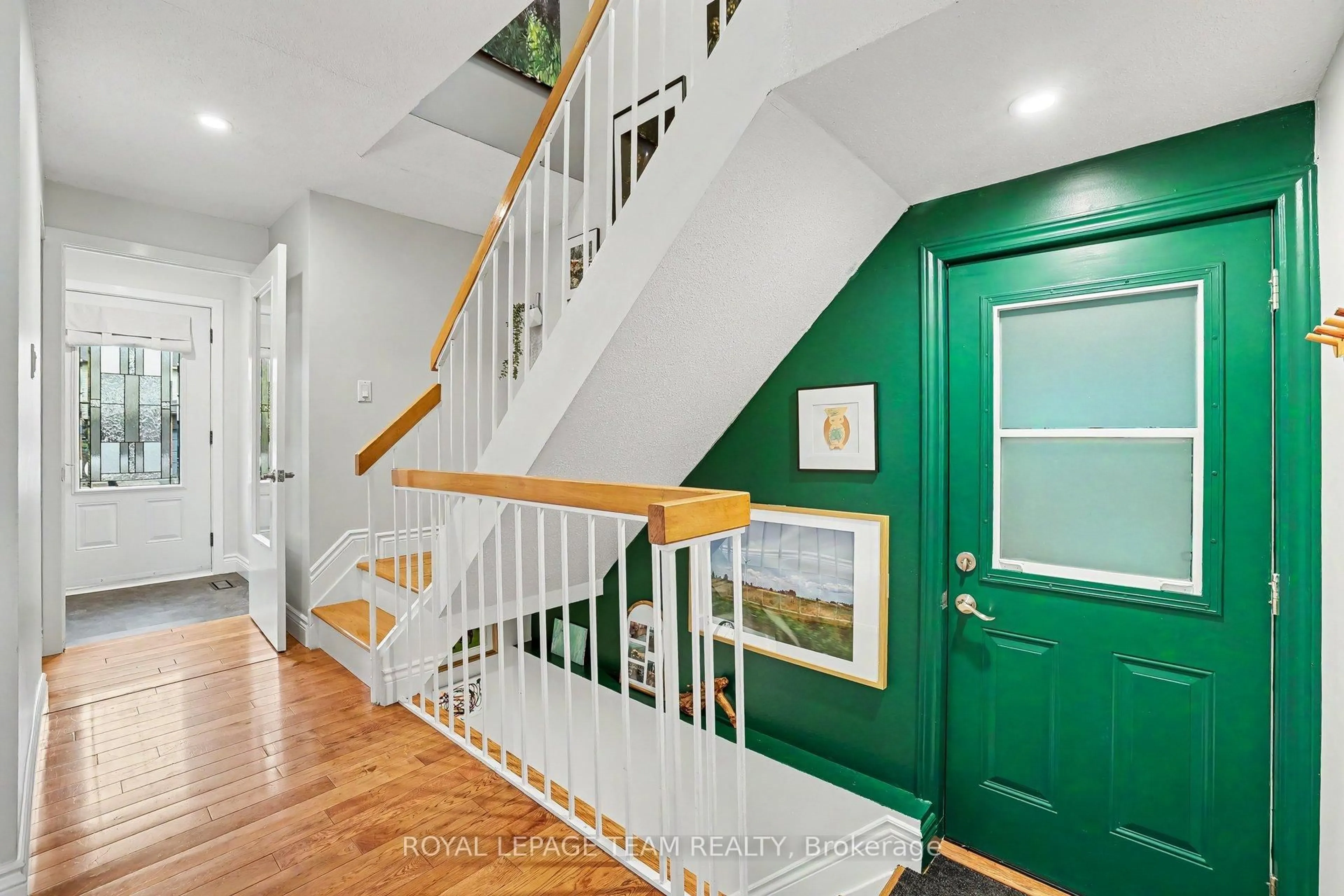 Indoor entryway for 43 Whelan Dr, Ottawa Ontario K2J 2A3