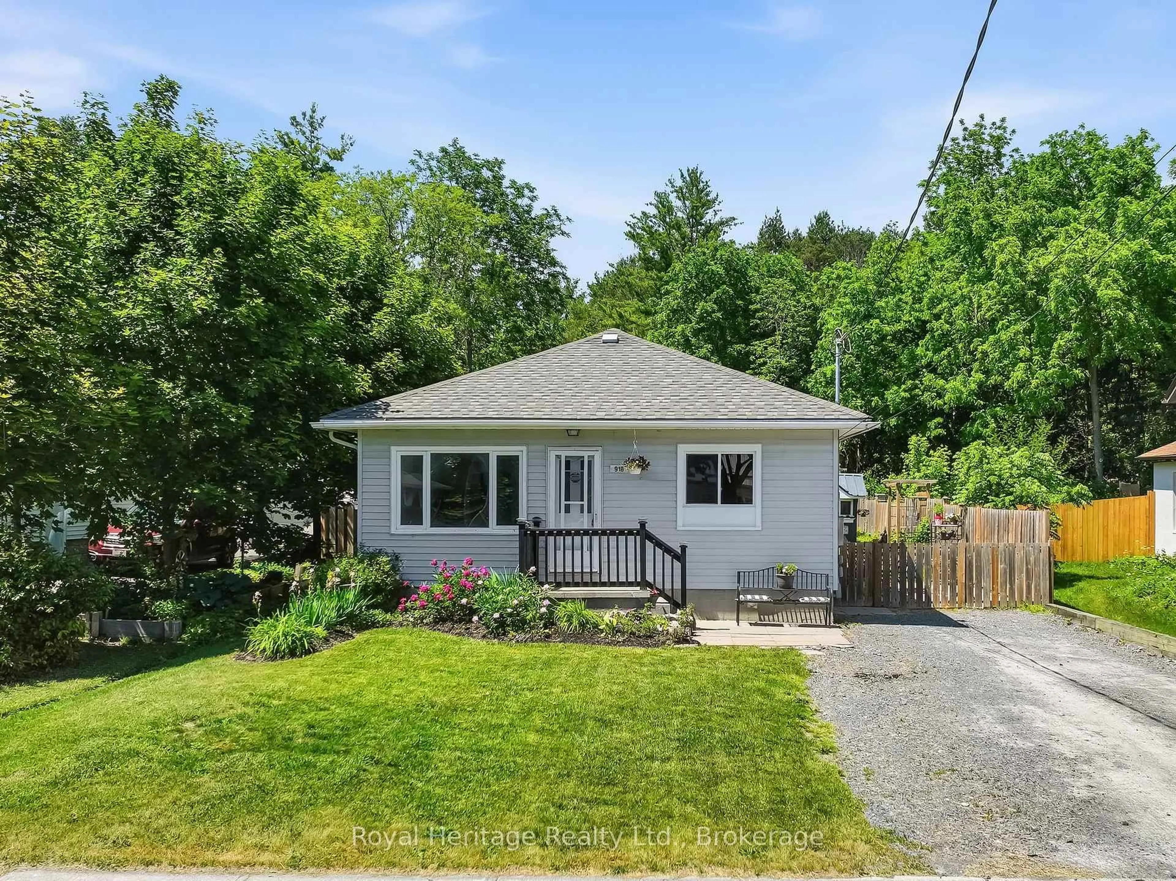 A pic from outside/outdoor area/front of a property/back of a property/a pic from drone, street for 918 Smith St, Brighton Ontario K0K 1H0