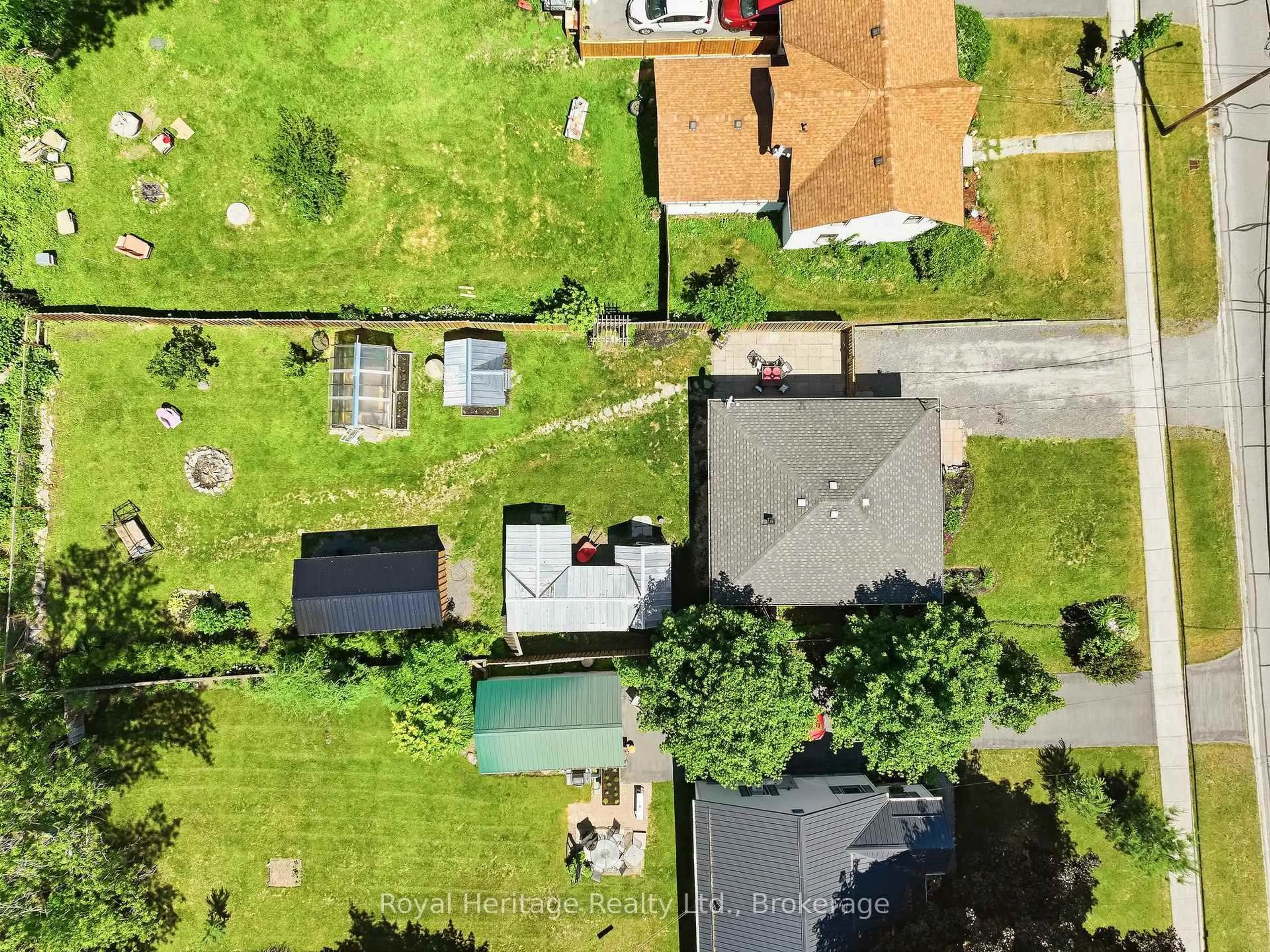 A pic from outside/outdoor area/front of a property/back of a property/a pic from drone, street for 918 Smith St, Brighton Ontario K0K 1H0