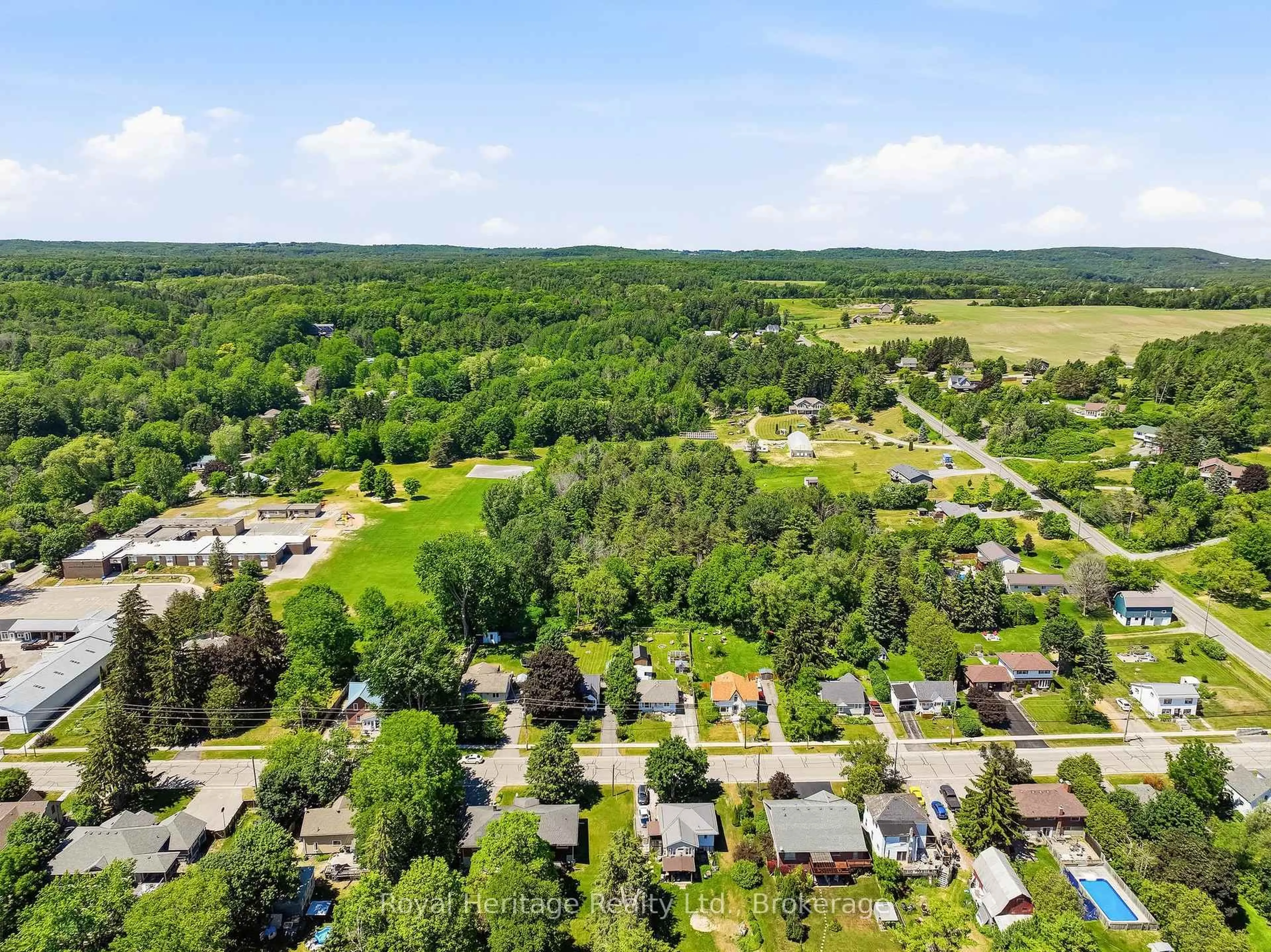 A pic from outside/outdoor area/front of a property/back of a property/a pic from drone, forest/trees view for 918 Smith St, Brighton Ontario K0K 1H0