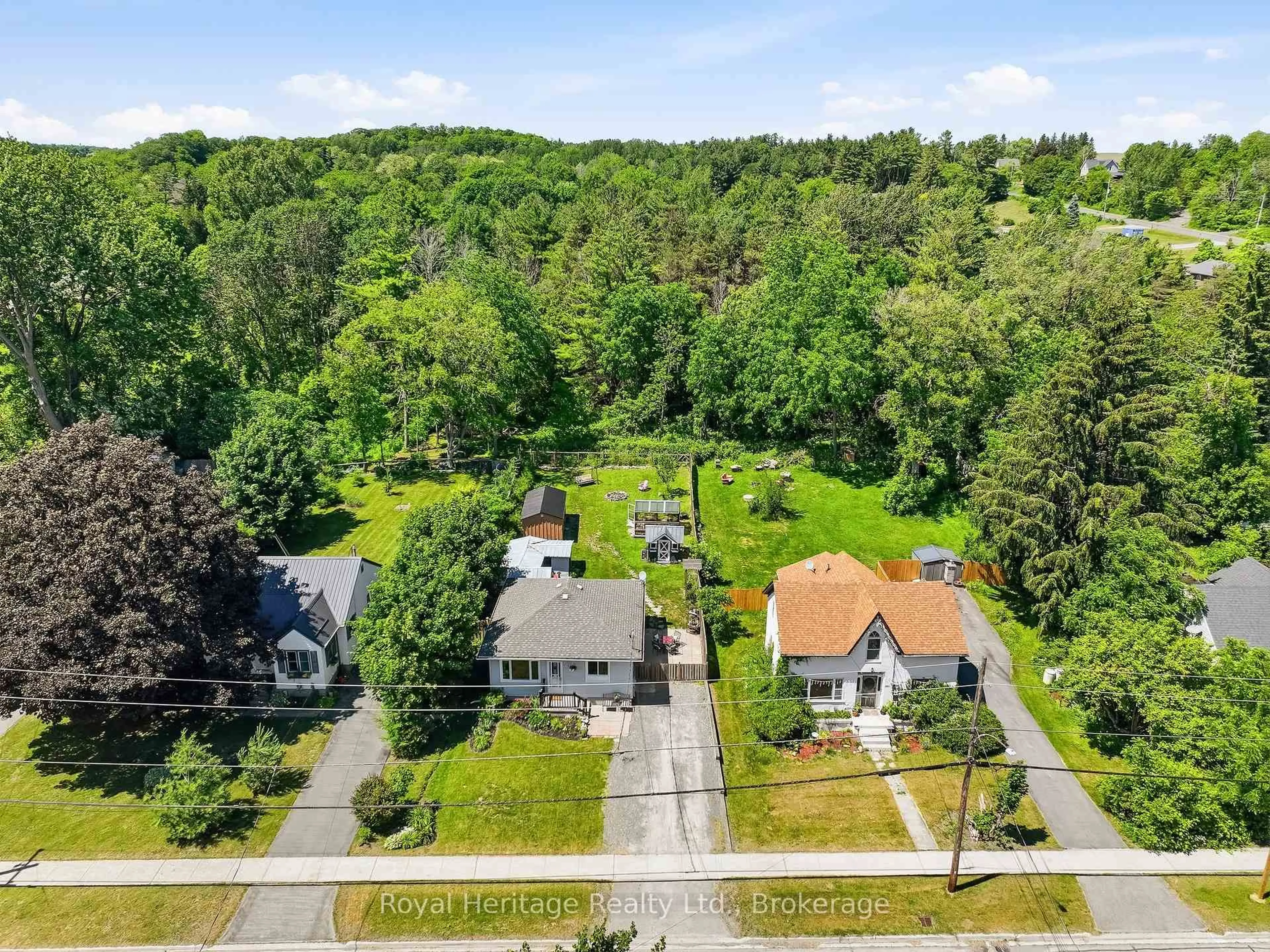 A pic from outside/outdoor area/front of a property/back of a property/a pic from drone, street for 918 Smith St, Brighton Ontario K0K 1H0