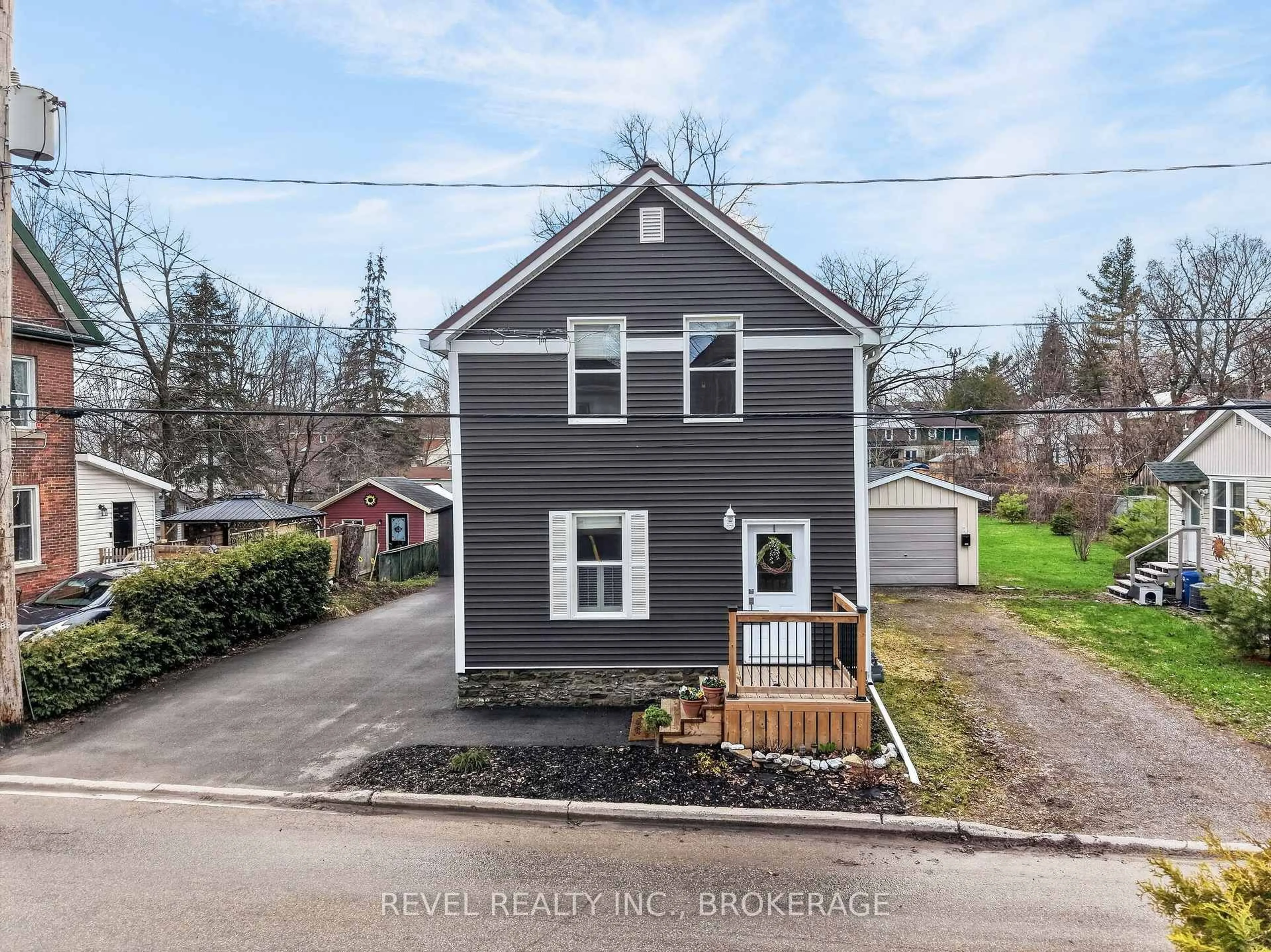 A pic from outside/outdoor area/front of a property/back of a property/a pic from drone, street for 38 Bennett St, Brockville Ontario K6V 2V8