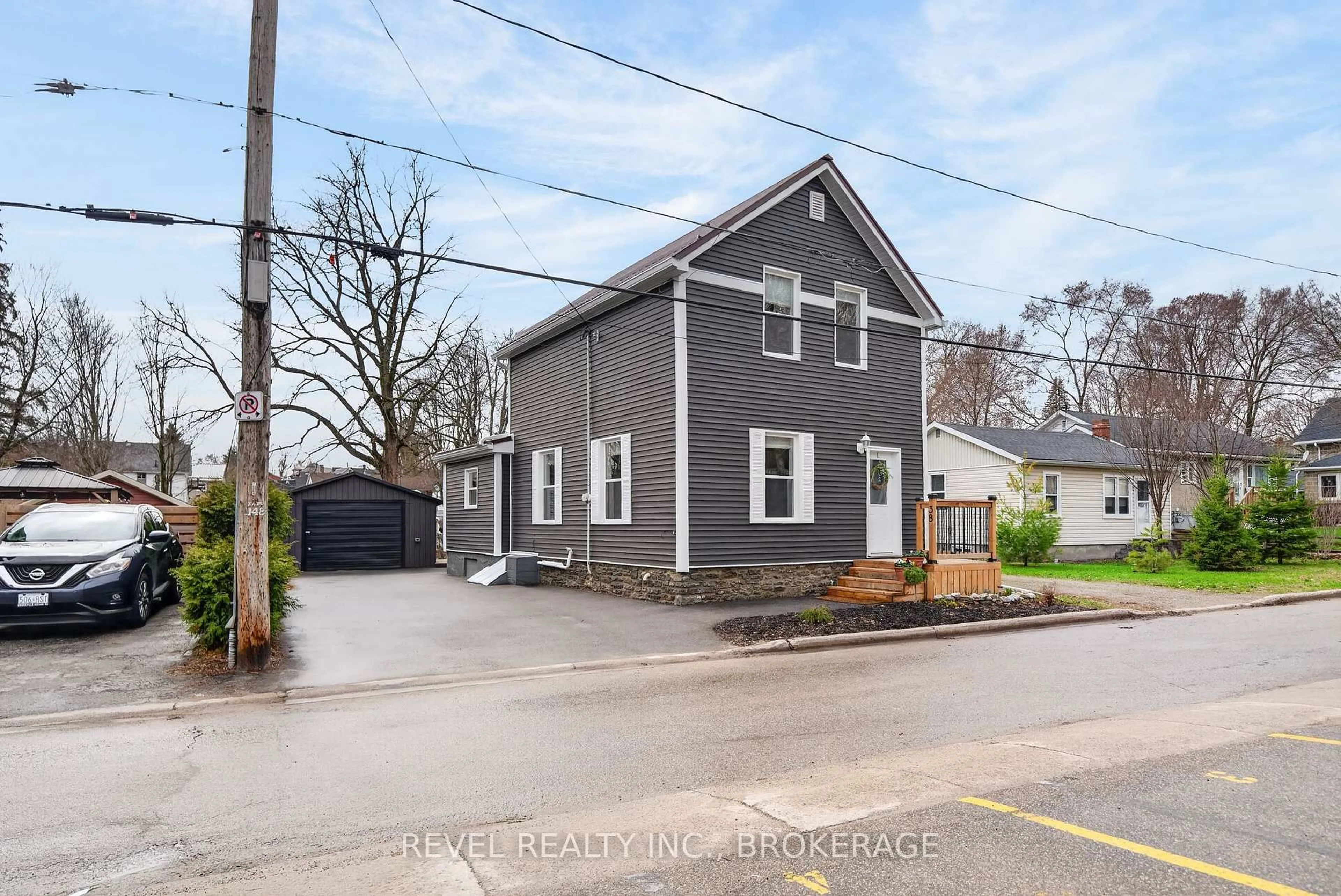 A pic from outside/outdoor area/front of a property/back of a property/a pic from drone, street for 38 Bennett St, Brockville Ontario K6V 2V8