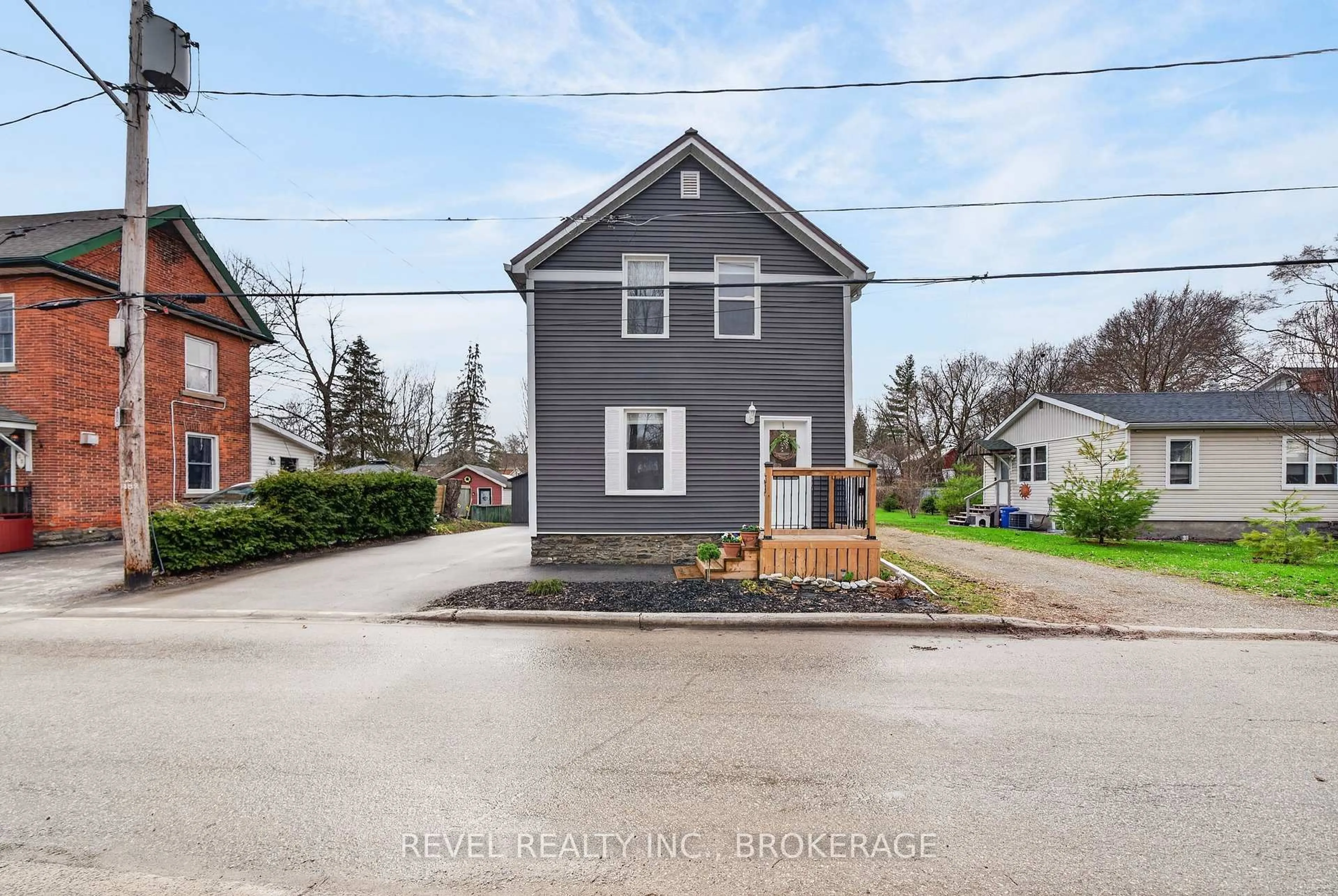 A pic from outside/outdoor area/front of a property/back of a property/a pic from drone, street for 38 Bennett St, Brockville Ontario K6V 2V8