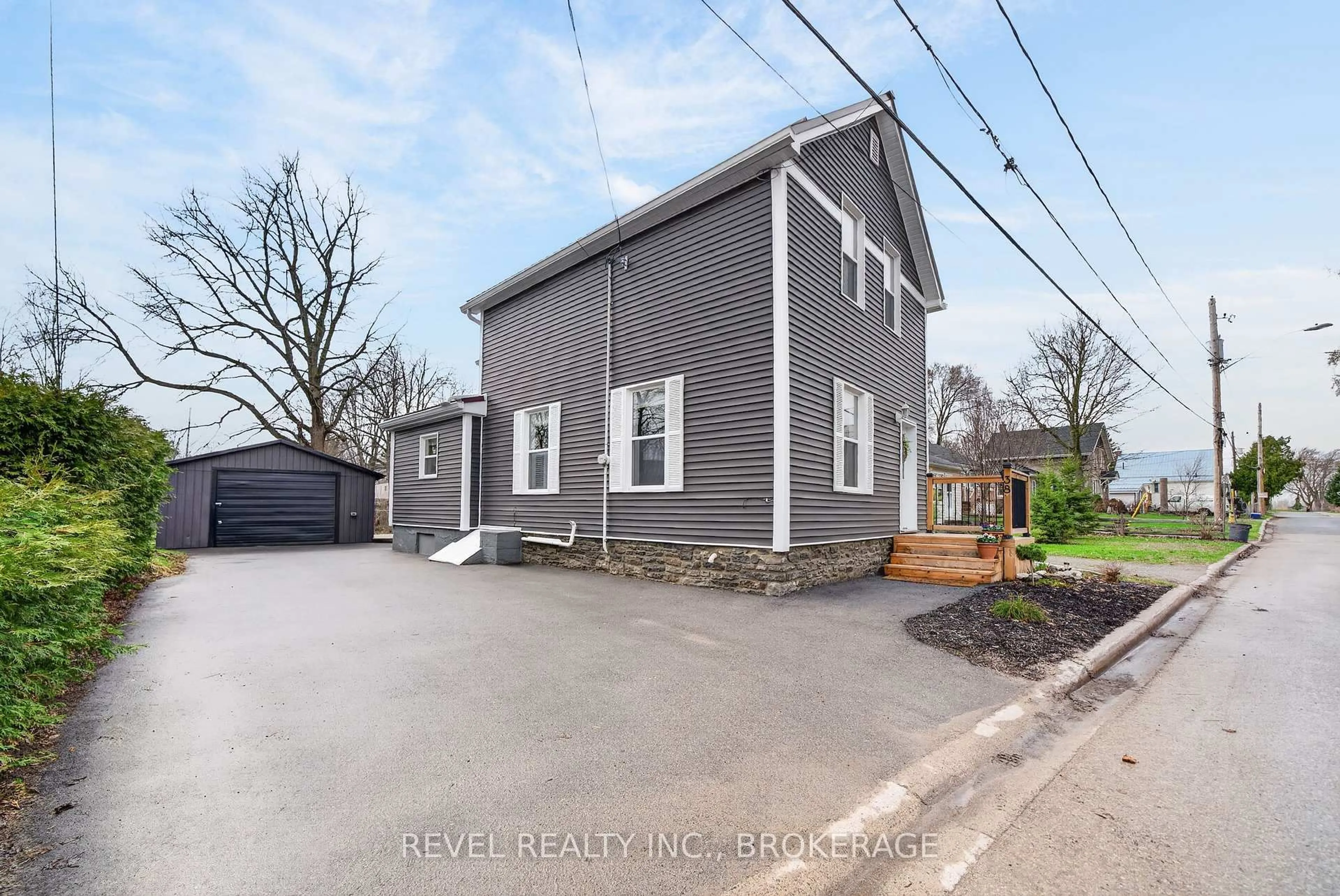 A pic from outside/outdoor area/front of a property/back of a property/a pic from drone, street for 38 Bennett St, Brockville Ontario K6V 2V8