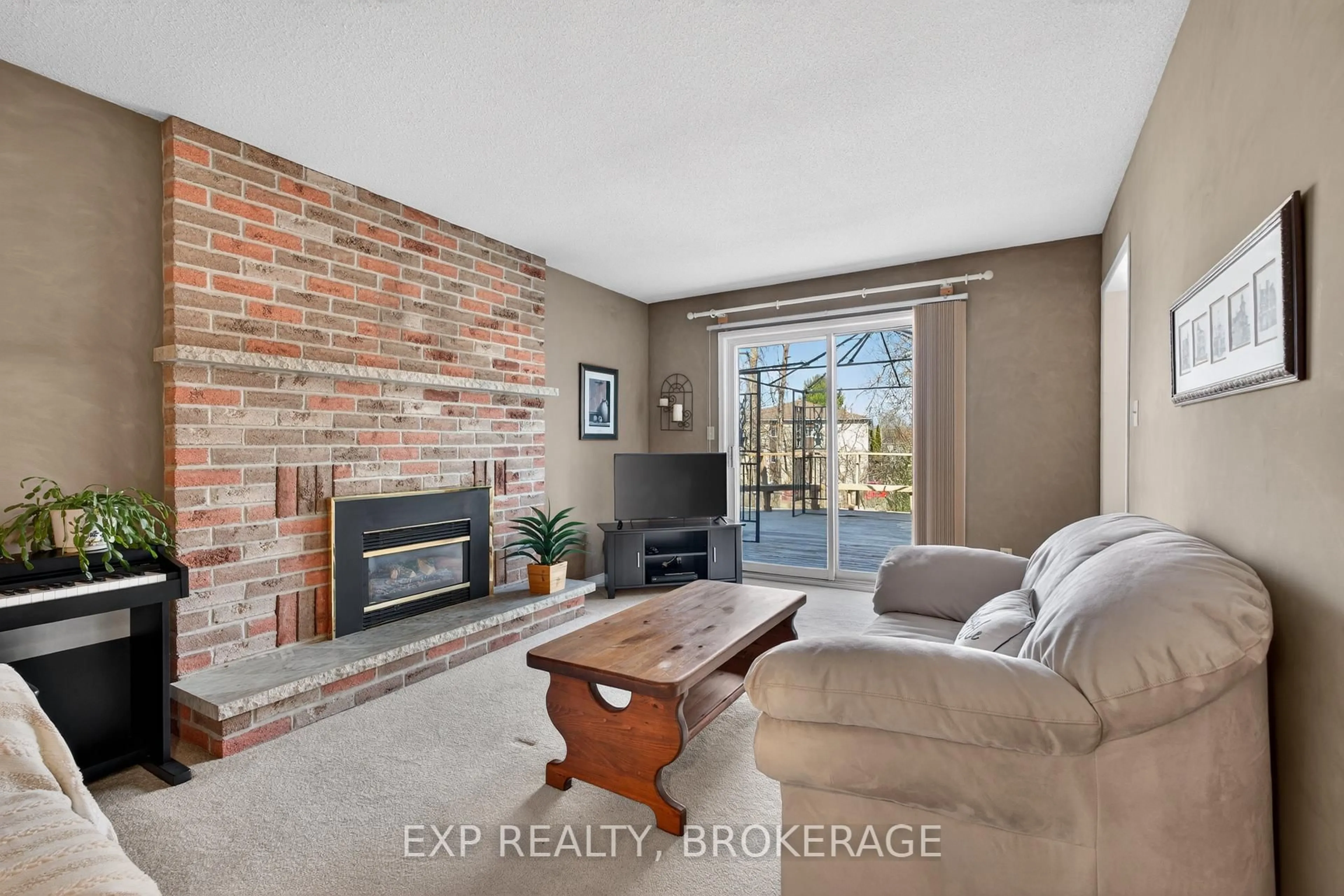 Living room with furniture, ceramic/tile floor for 116 MARGARET Pl, Brockville Ontario K6V 6Y3