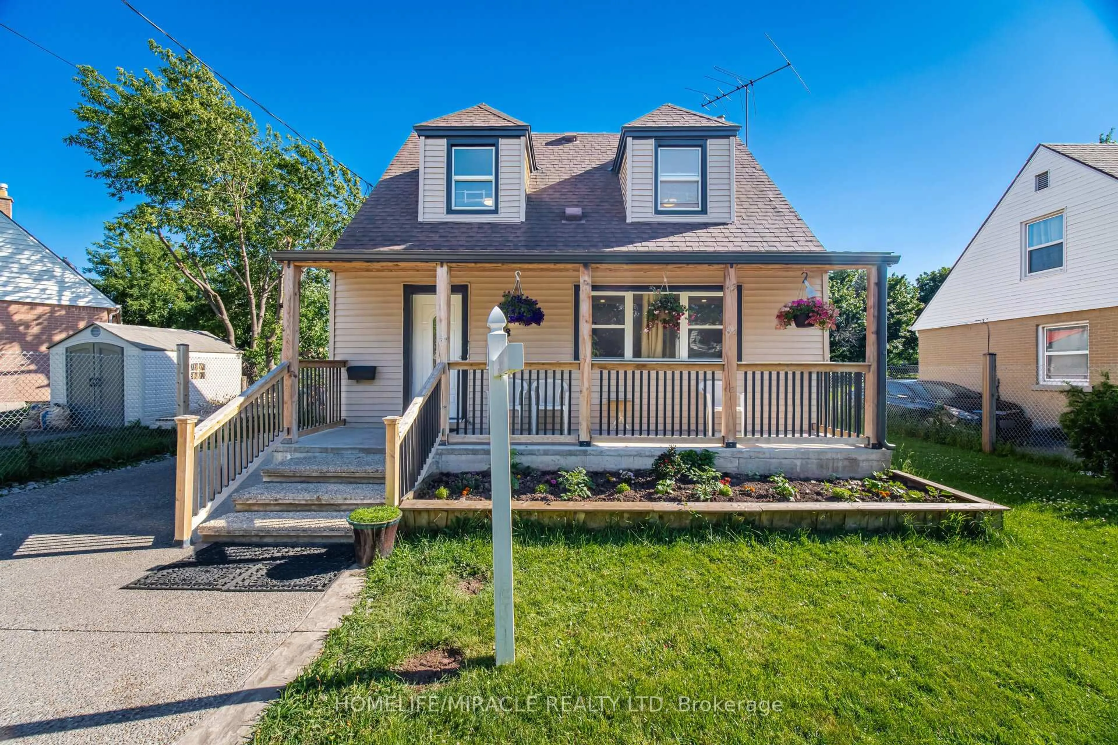Home with vinyl exterior material, street for 18 Glengrove Ave, Hamilton Ontario L8H 1N1