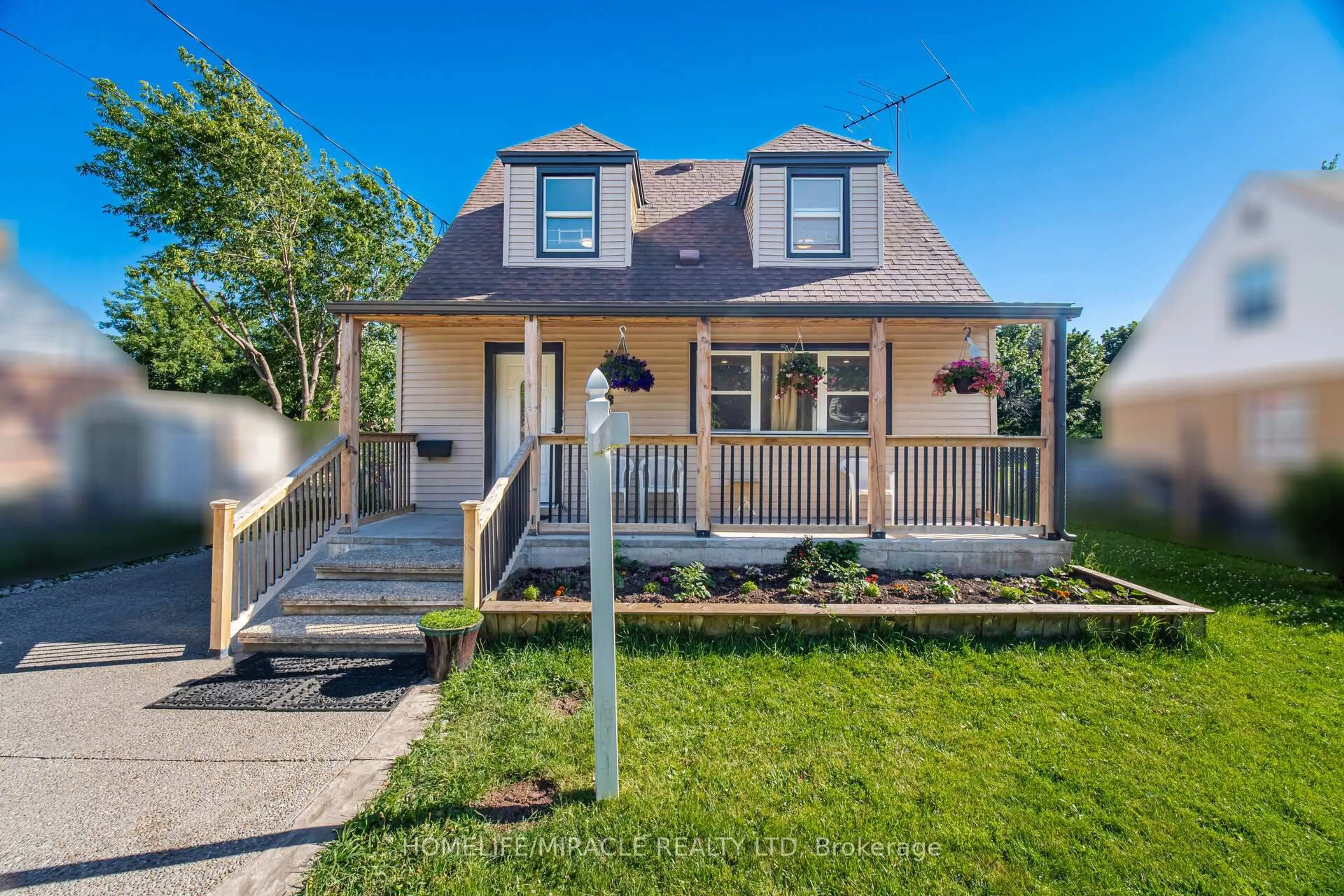 Home with vinyl exterior material, street for 18 Glengrove Ave, Hamilton Ontario L8H 1N1