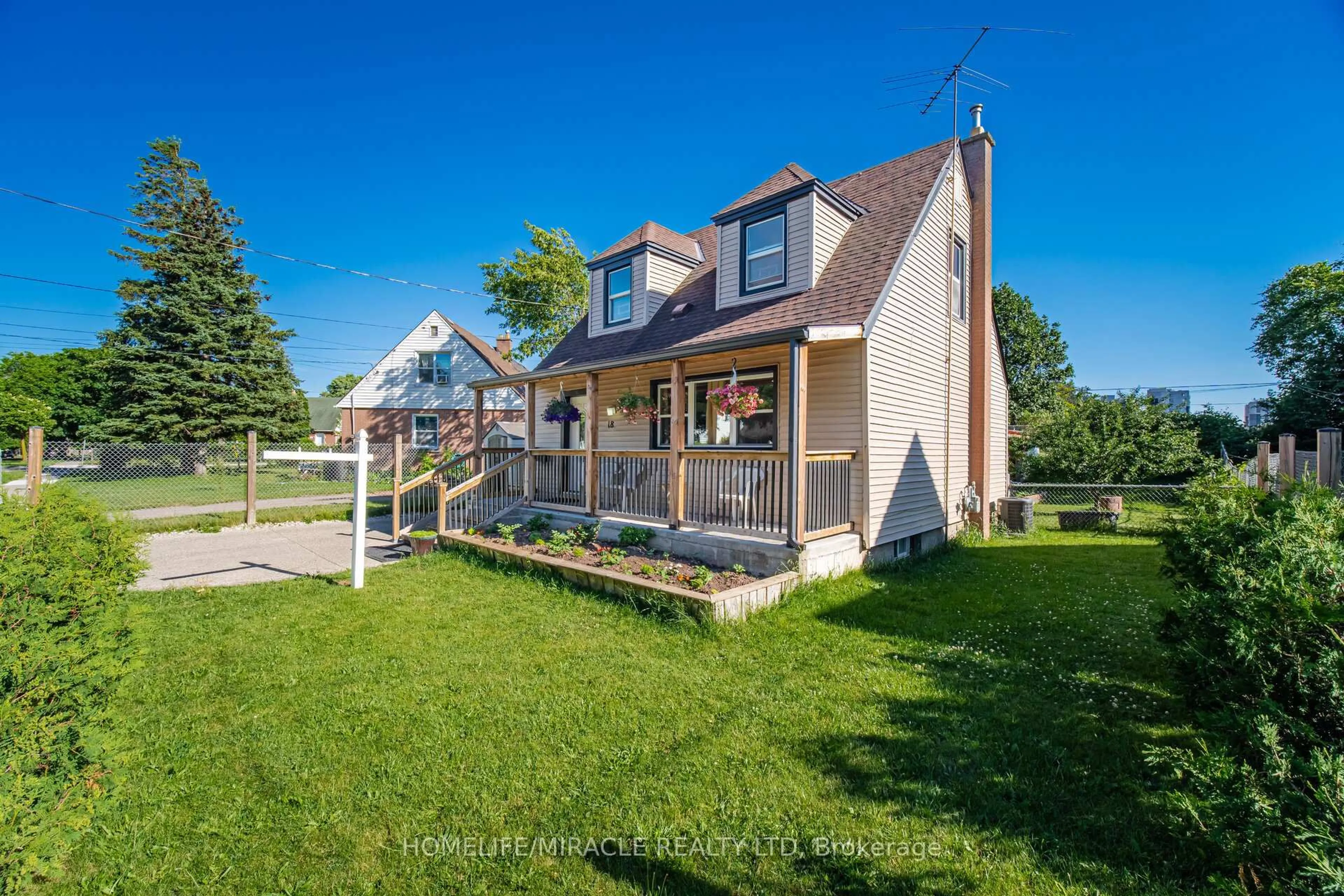 A pic from outside/outdoor area/front of a property/back of a property/a pic from drone, street for 18 Glengrove Ave, Hamilton Ontario L8H 1N1