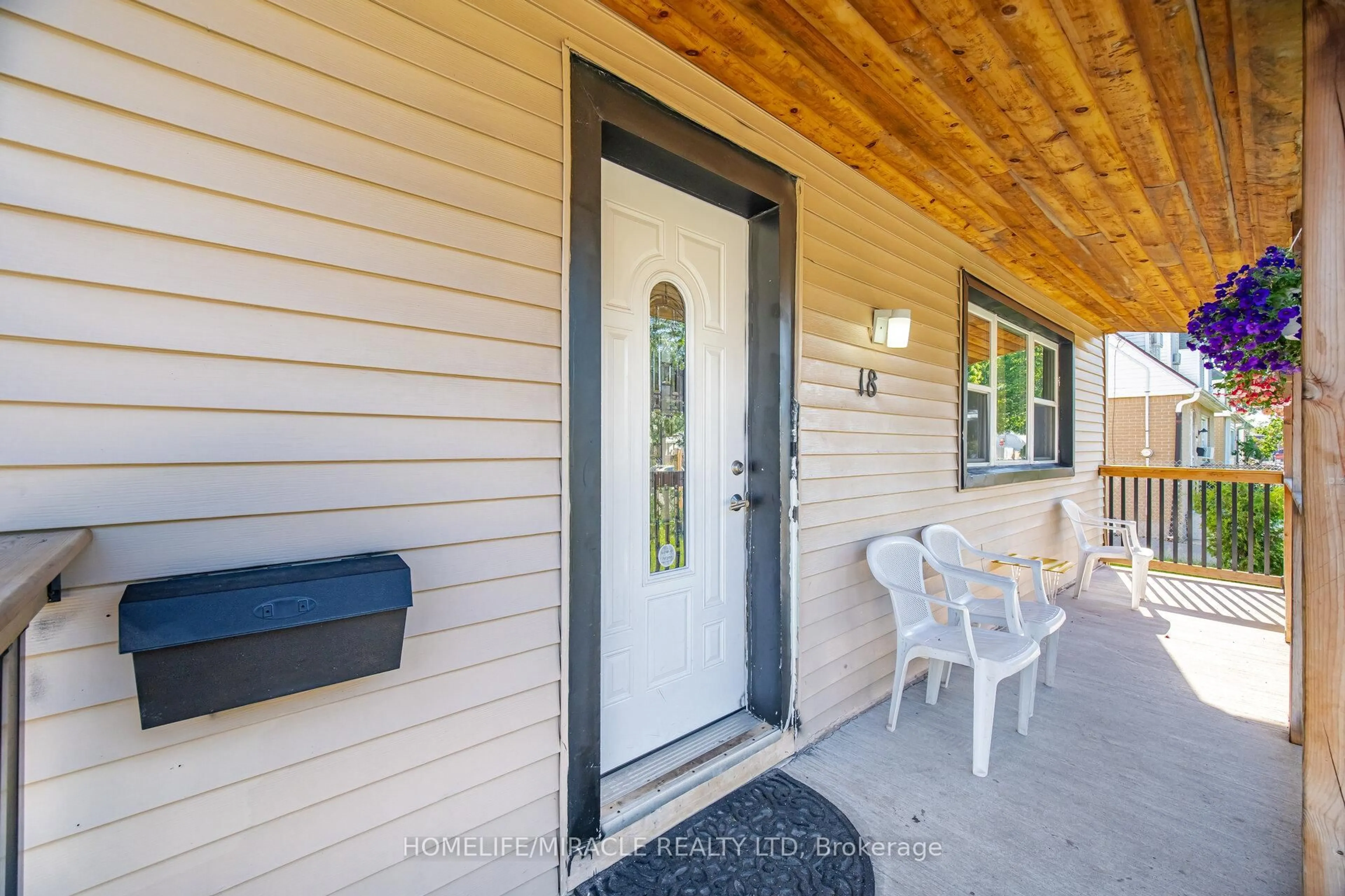 Indoor entryway for 18 Glengrove Ave, Hamilton Ontario L8H 1N1
