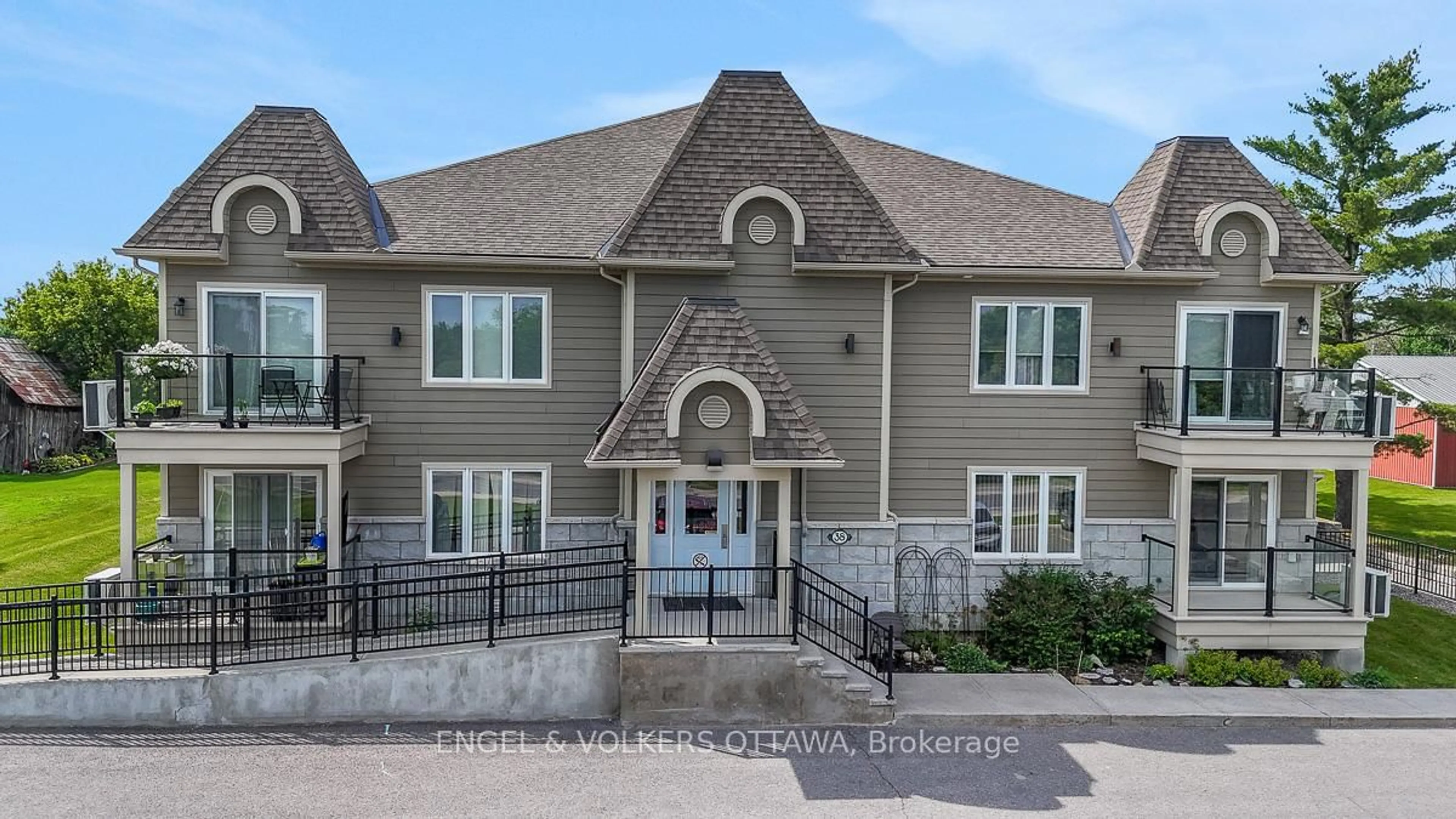 Unknown for 38 Charles St #202, North Stormont Ontario K0A 1R0