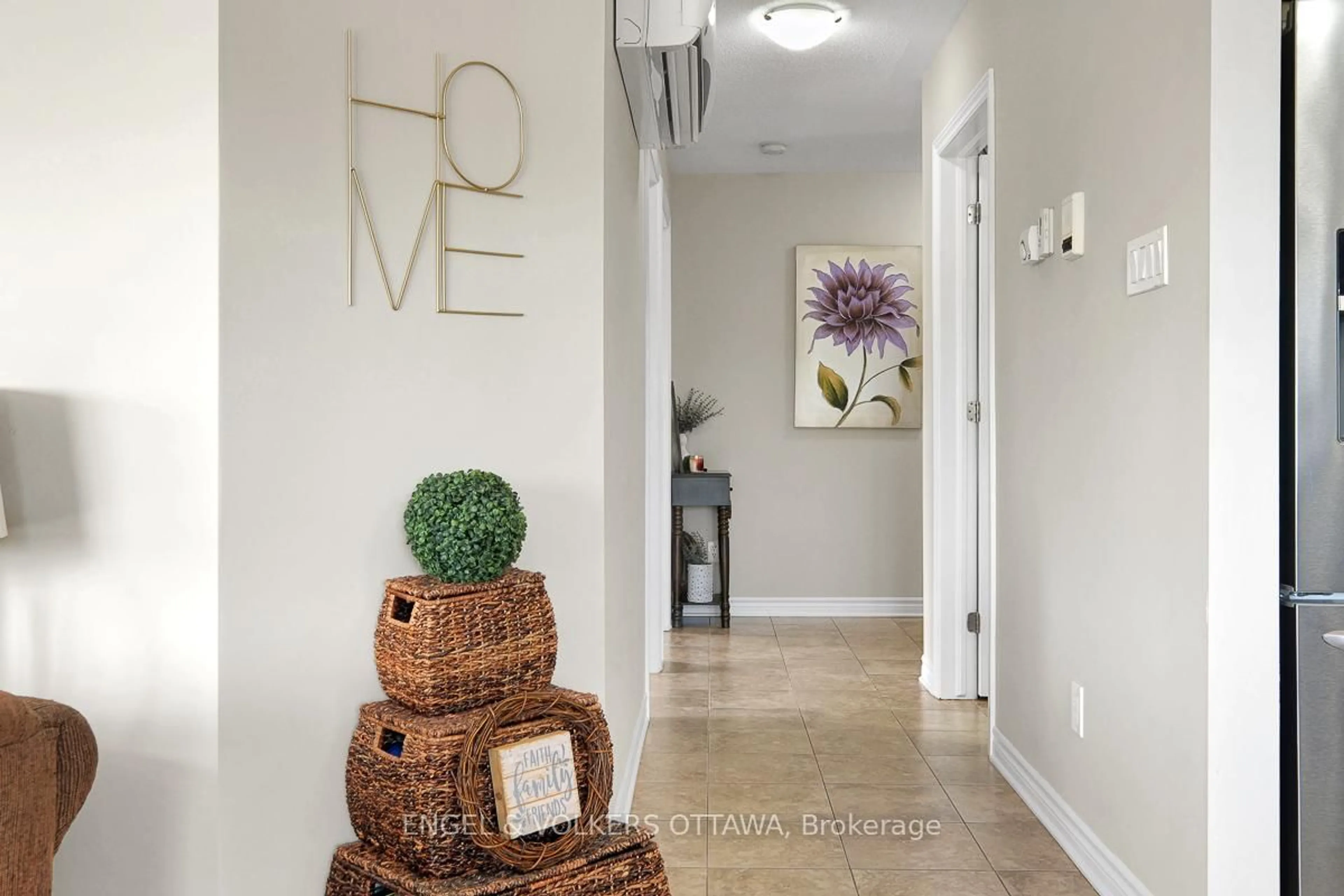 Indoor entryway for 38 Charles St #202, North Stormont Ontario K0A 1R0