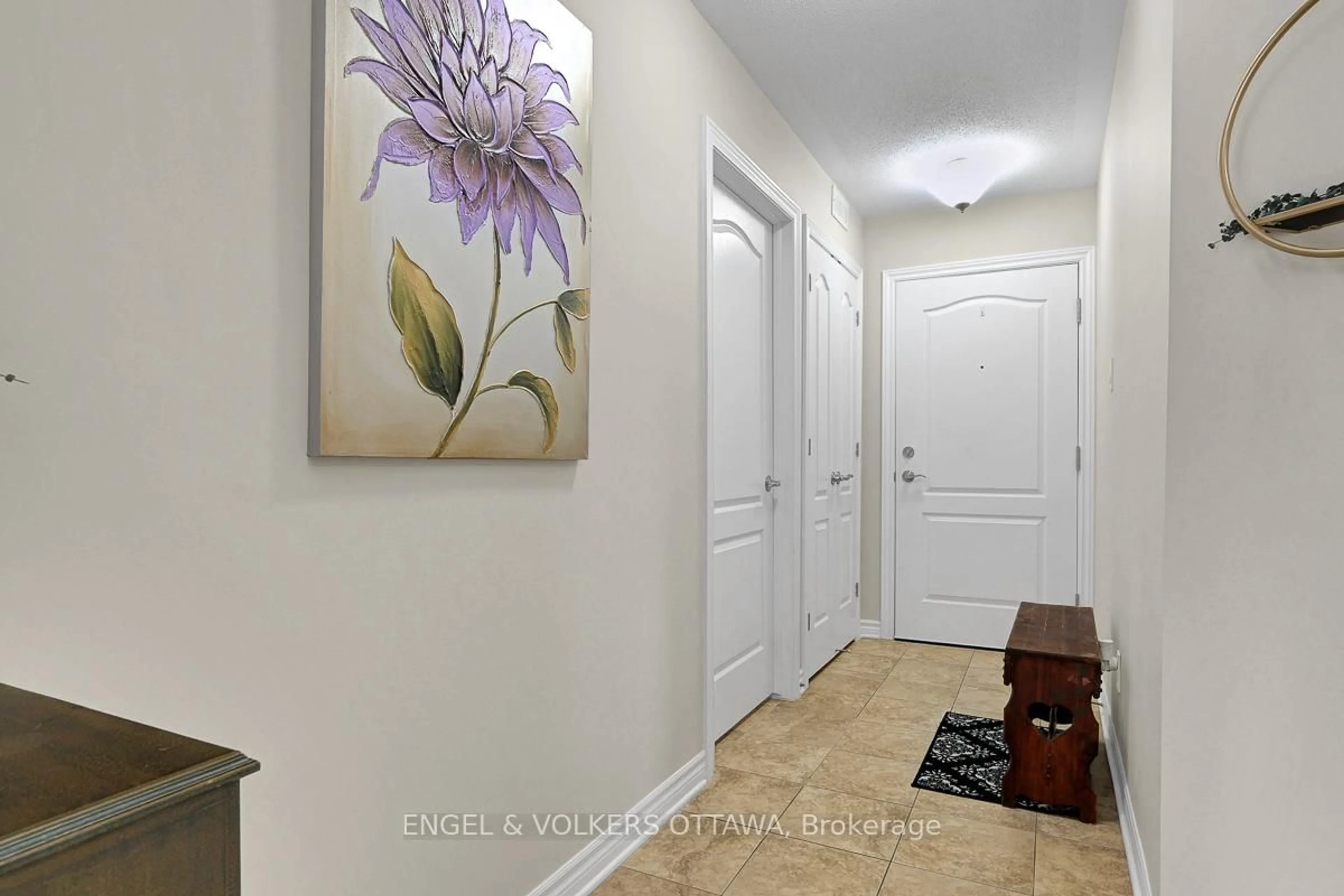 Indoor entryway for 38 Charles St #202, North Stormont Ontario K0A 1R0