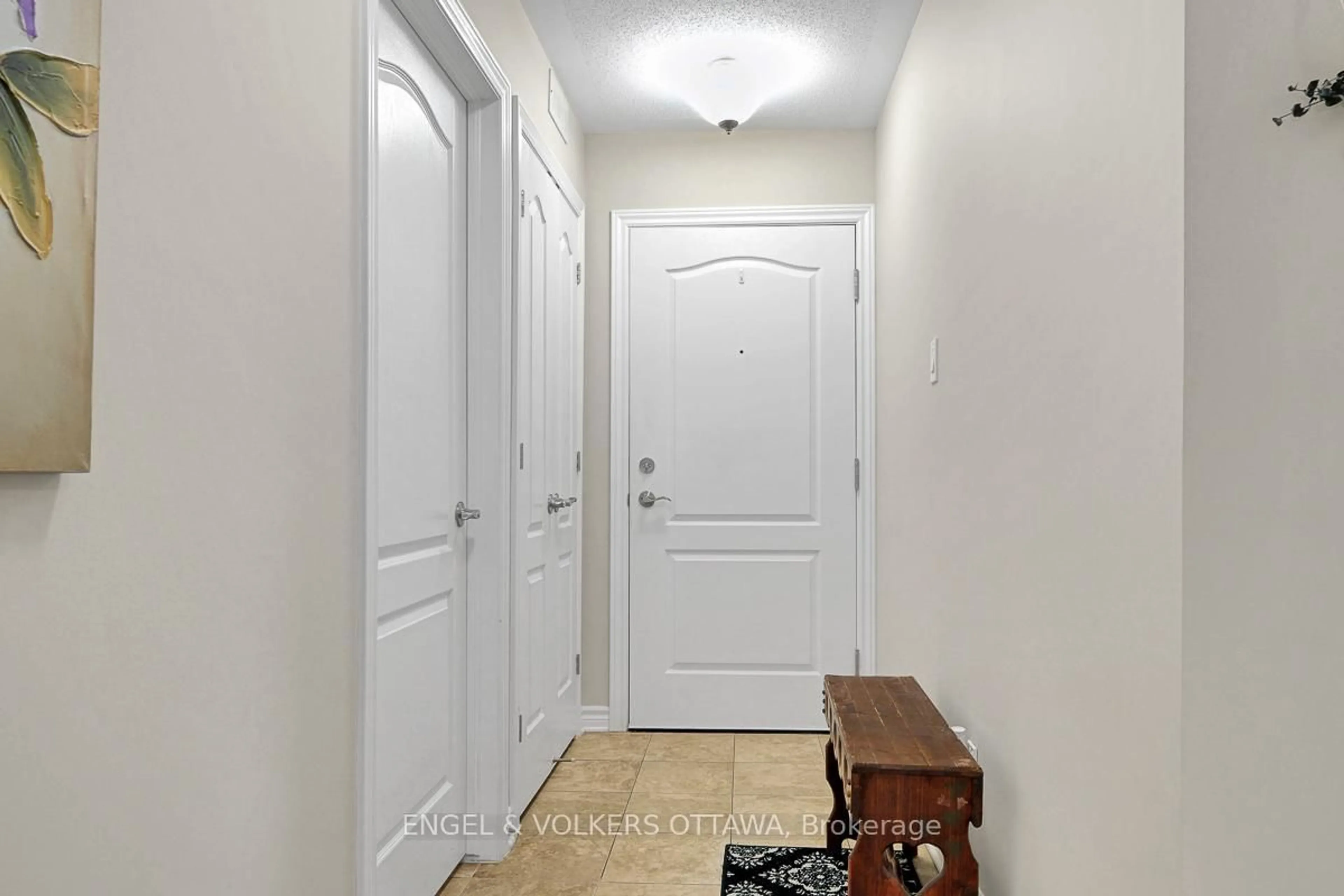 Indoor entryway for 38 Charles St #202, North Stormont Ontario K0A 1R0