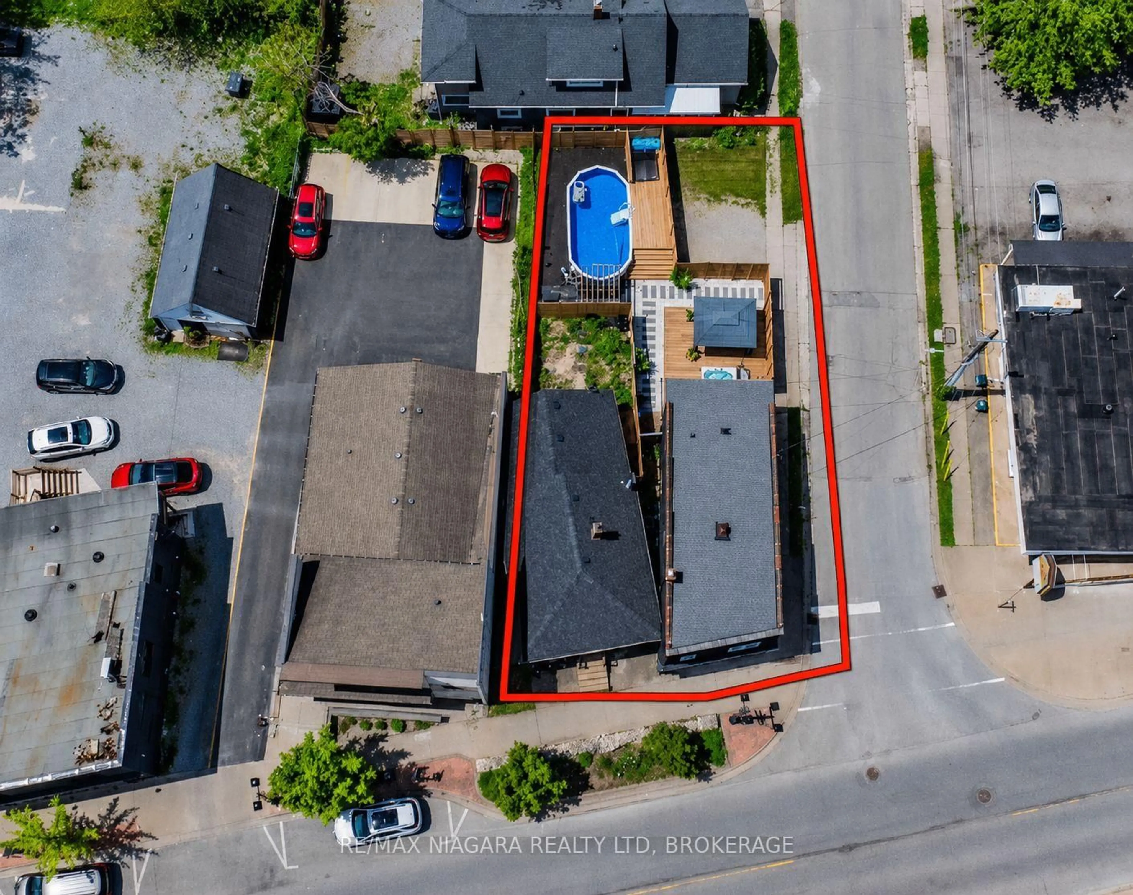 A pic from outside/outdoor area/front of a property/back of a property/a pic from drone, street for 6043 Main St, Niagara Falls Ontario L2G 6A1