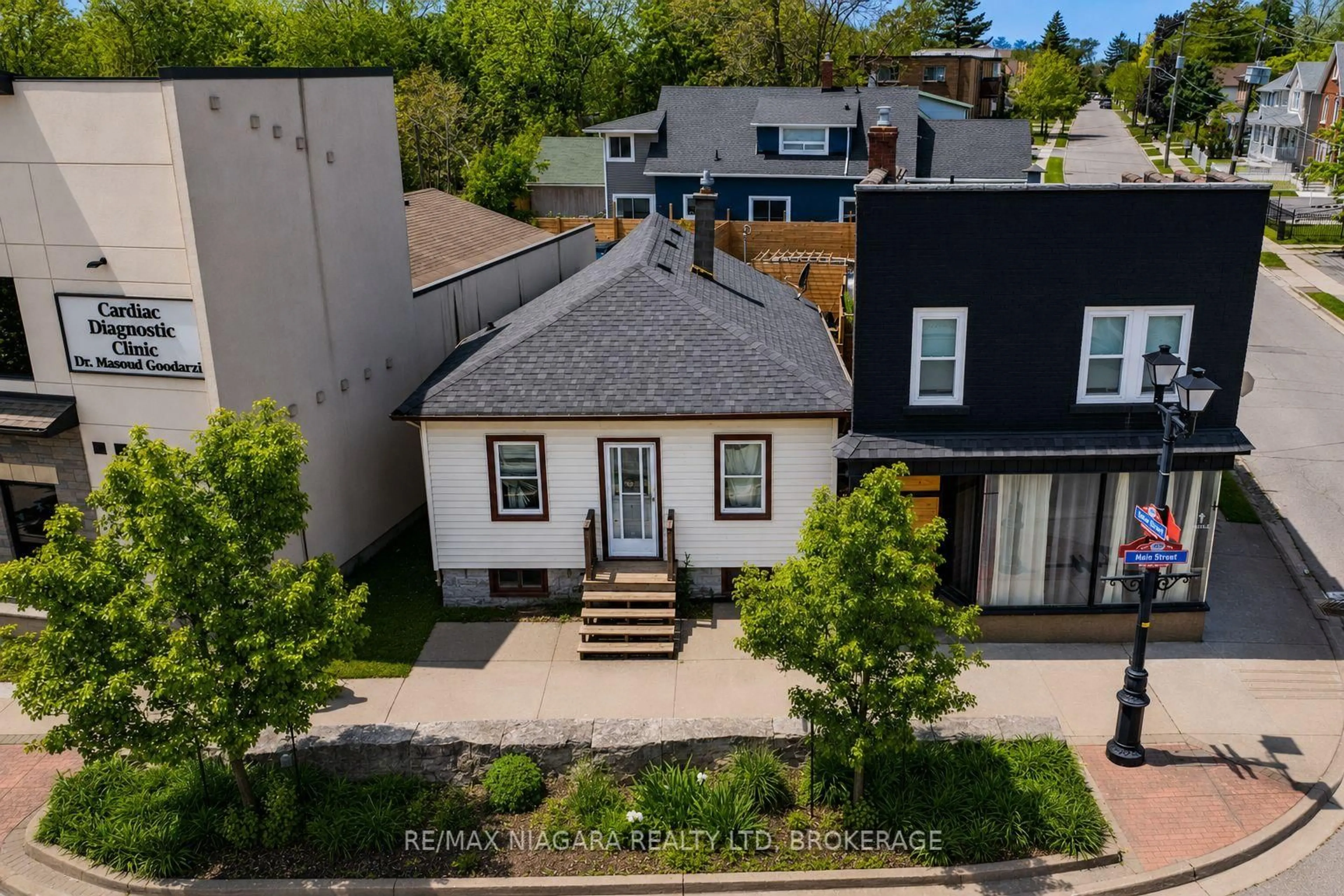 A pic from outside/outdoor area/front of a property/back of a property/a pic from drone, street for 6043 Main St, Niagara Falls Ontario L2G 6A1
