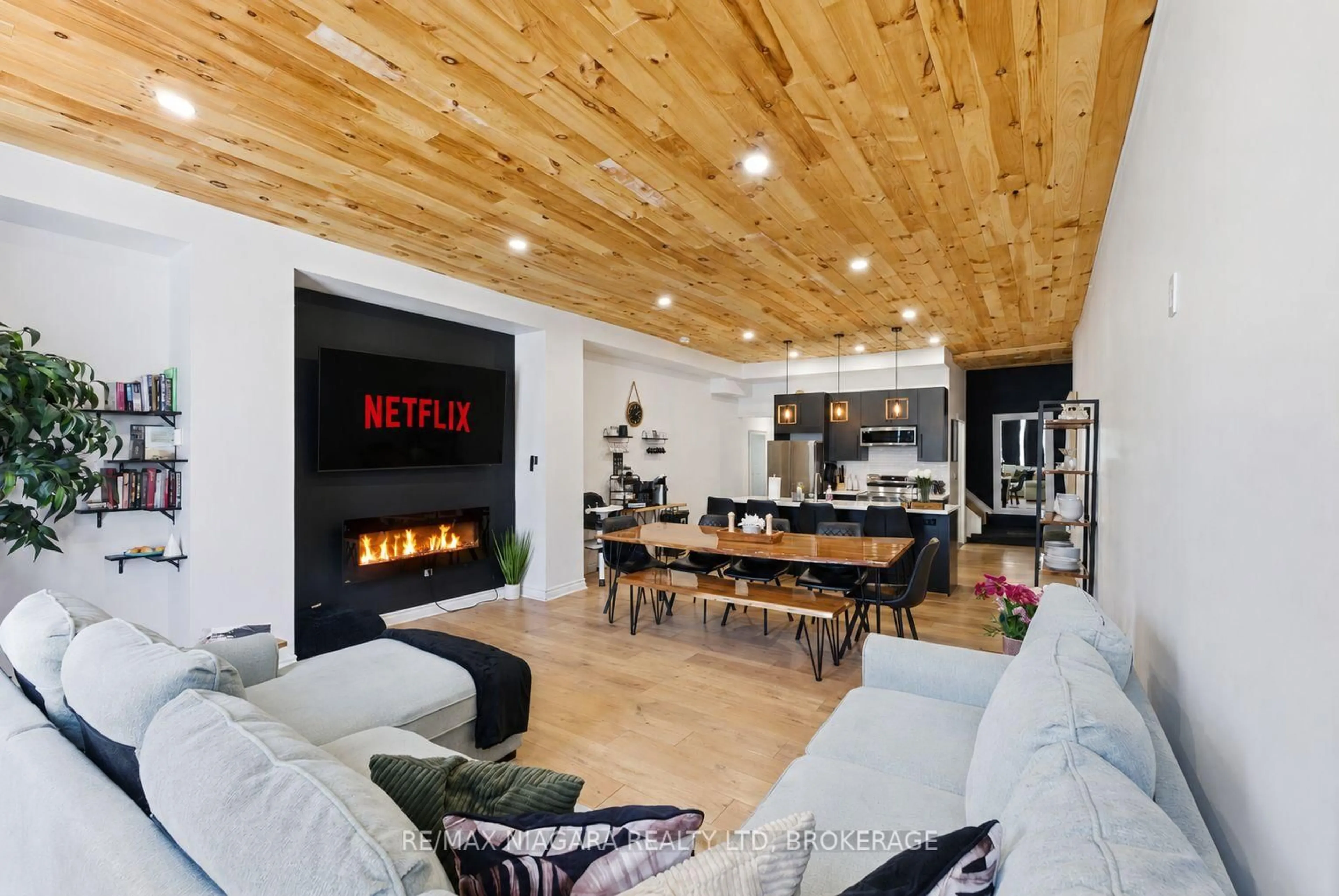 Home theater for 6043 Main St, Niagara Falls Ontario L2G 6A1