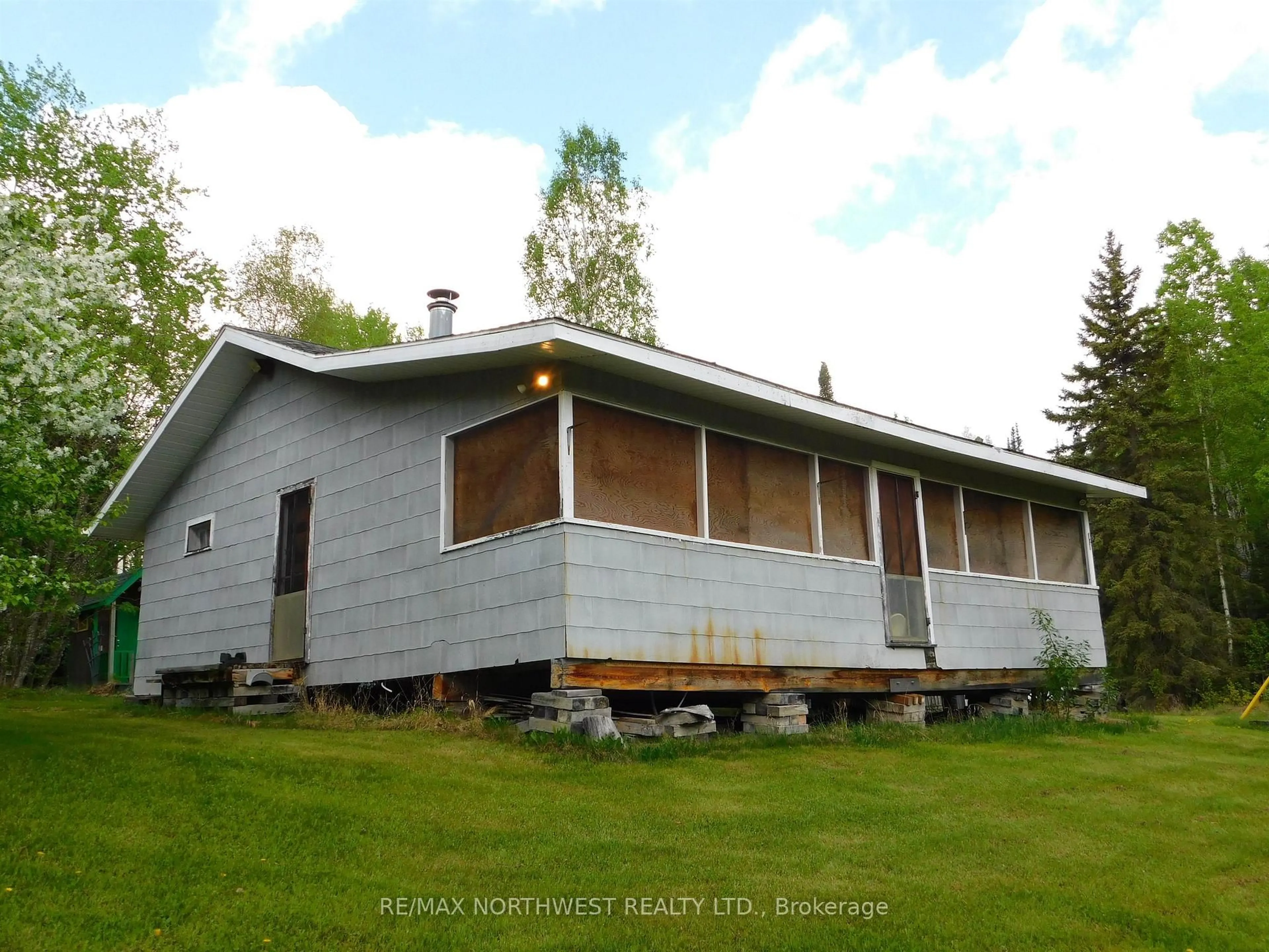 Home with vinyl exterior material, building for 140 White Wing Rd, Ear Falls Ontario P0V 1T0