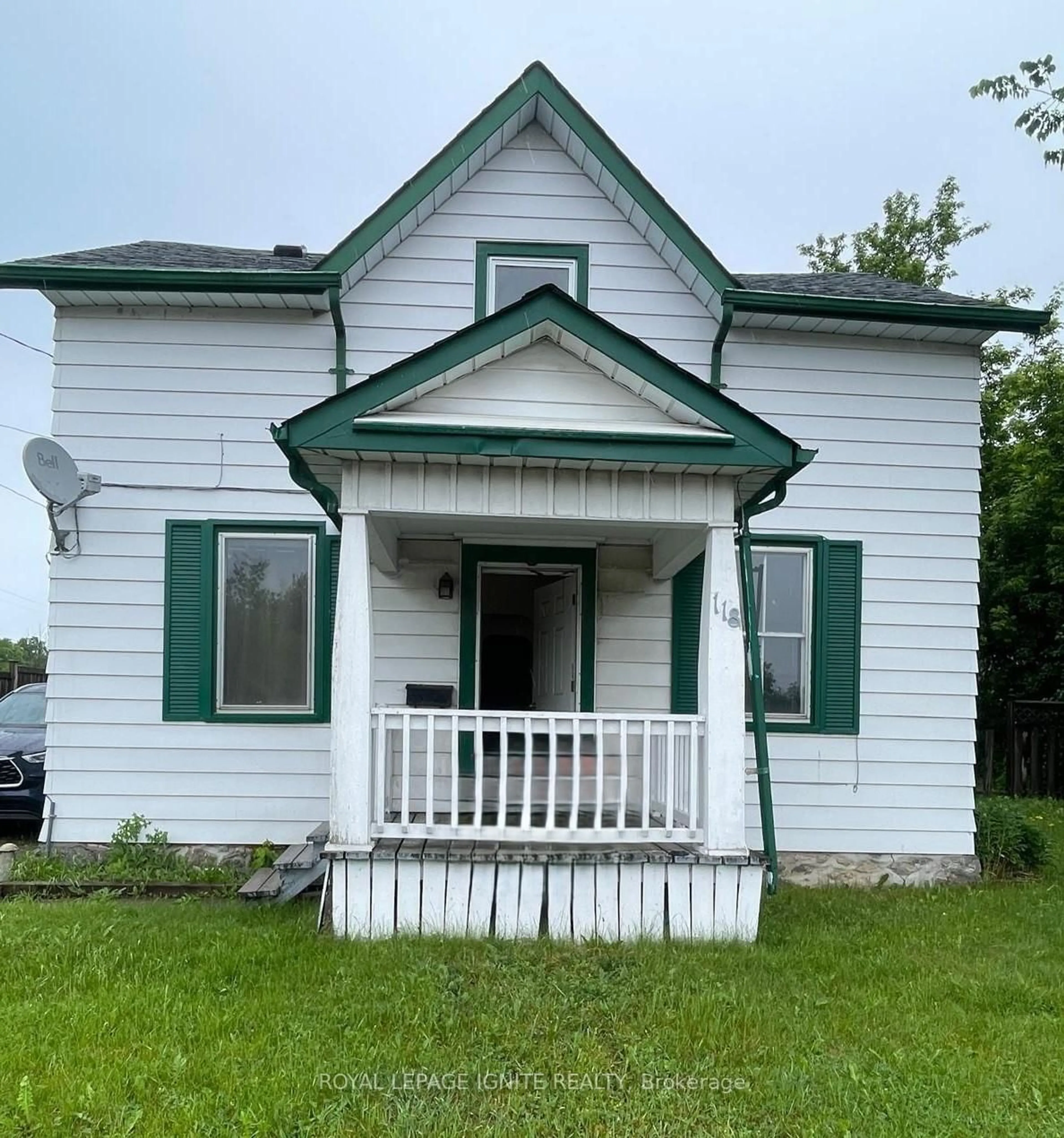 Home with vinyl exterior material, building for 118 Lindsay St, Kawartha Lakes Ontario K9V 2M7