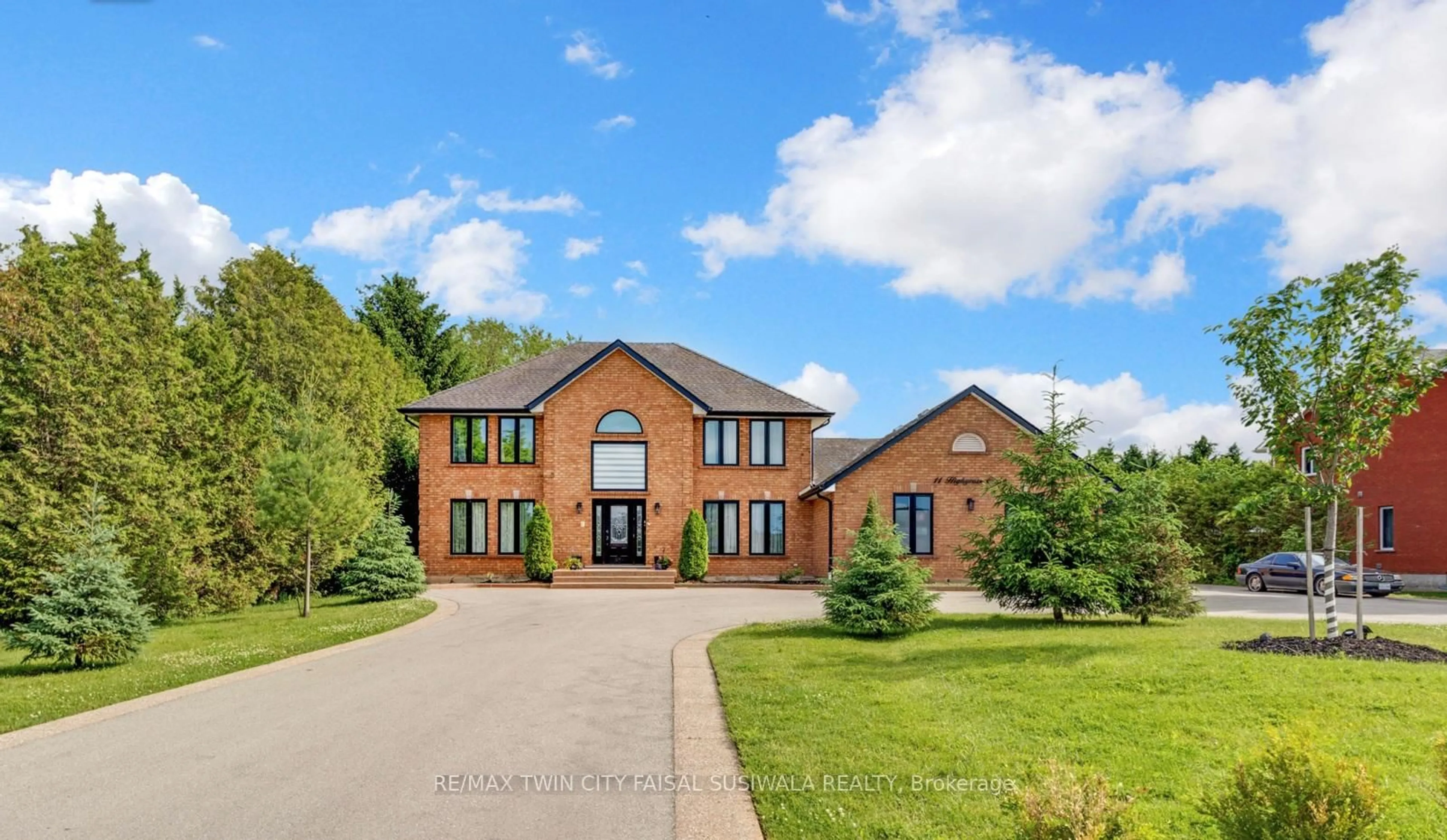 A pic from outside/outdoor area/front of a property/back of a property/a pic from drone, building for 11 Highgrove Crt, Cambridge Ontario N3H 4R8