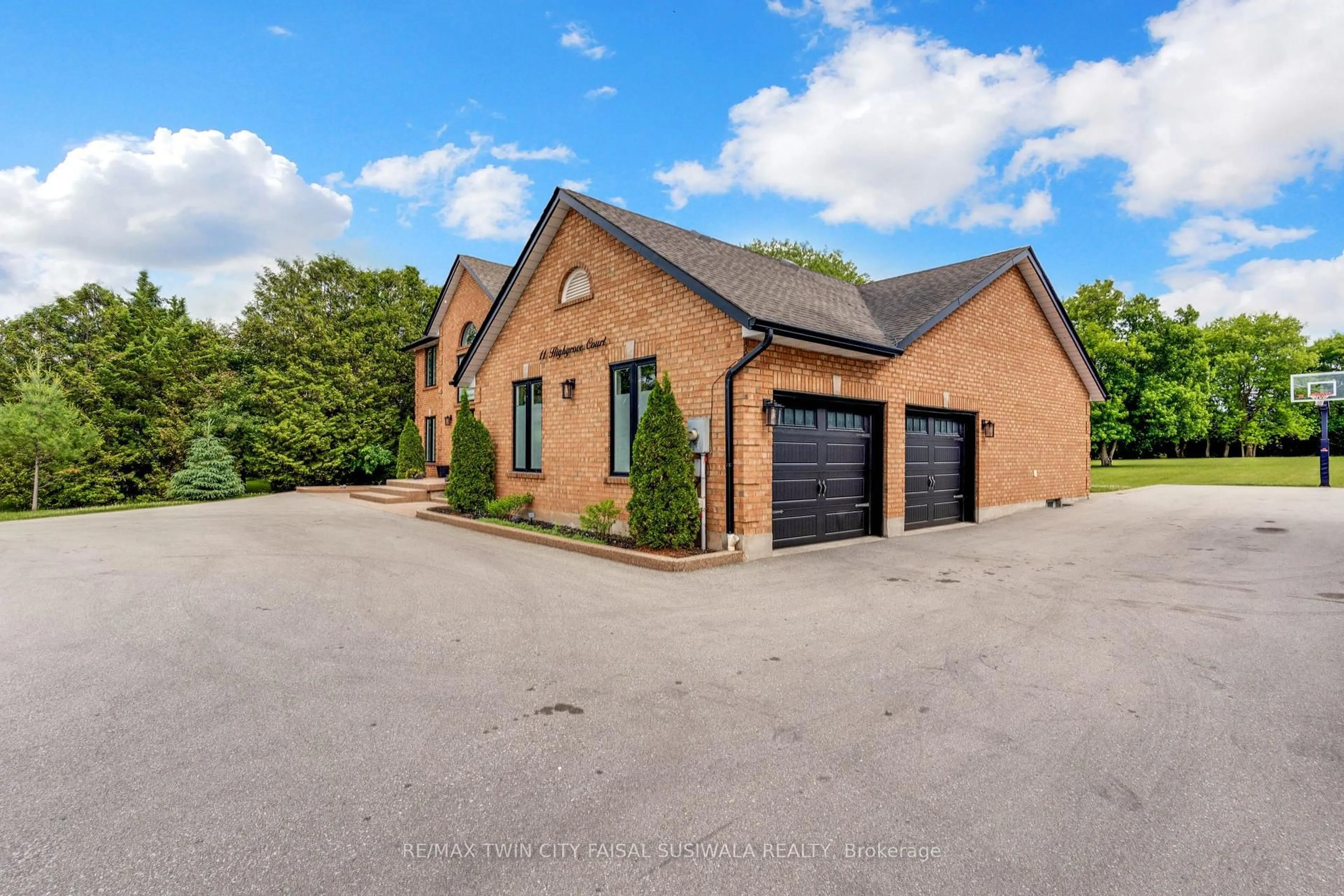 A pic from outside/outdoor area/front of a property/back of a property/a pic from drone, street for 11 Highgrove Crt, Cambridge Ontario N3H 4R8