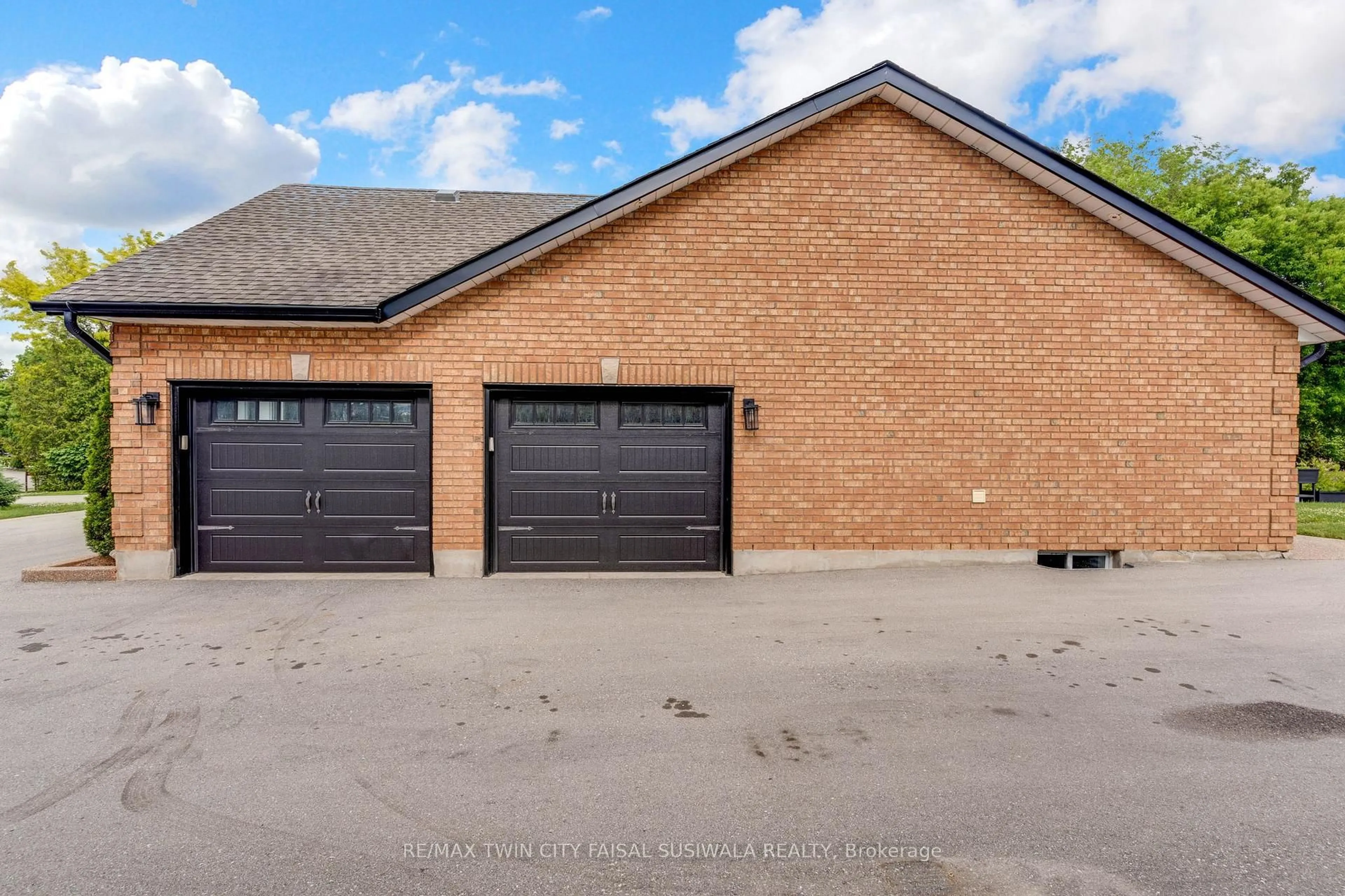 Home with brick exterior material, street for 11 Highgrove Crt, Cambridge Ontario N3H 4R8