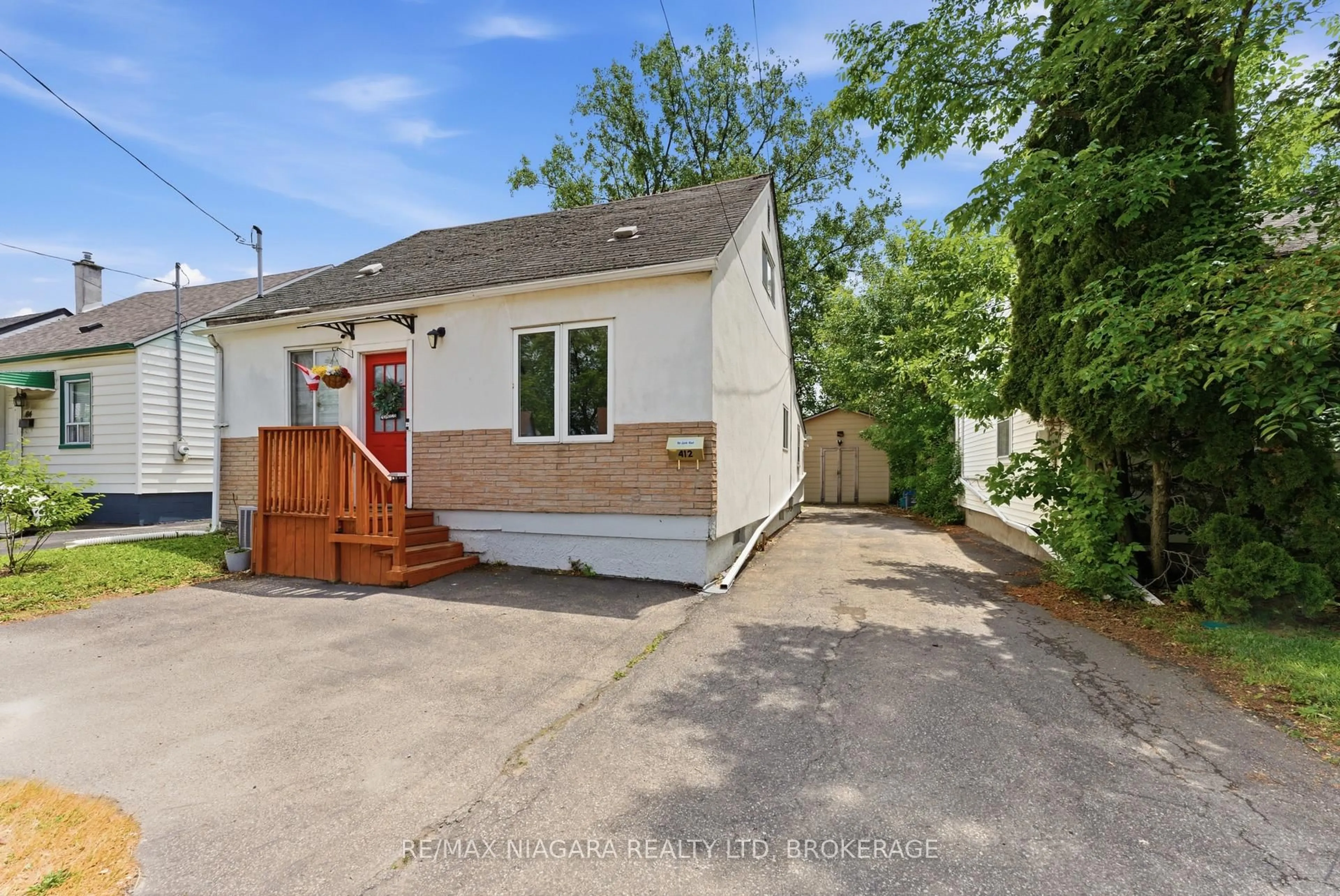 A pic from outside/outdoor area/front of a property/back of a property/a pic from drone, street for 412 Welland Ave, St. Catharines Ontario L2M 5T8