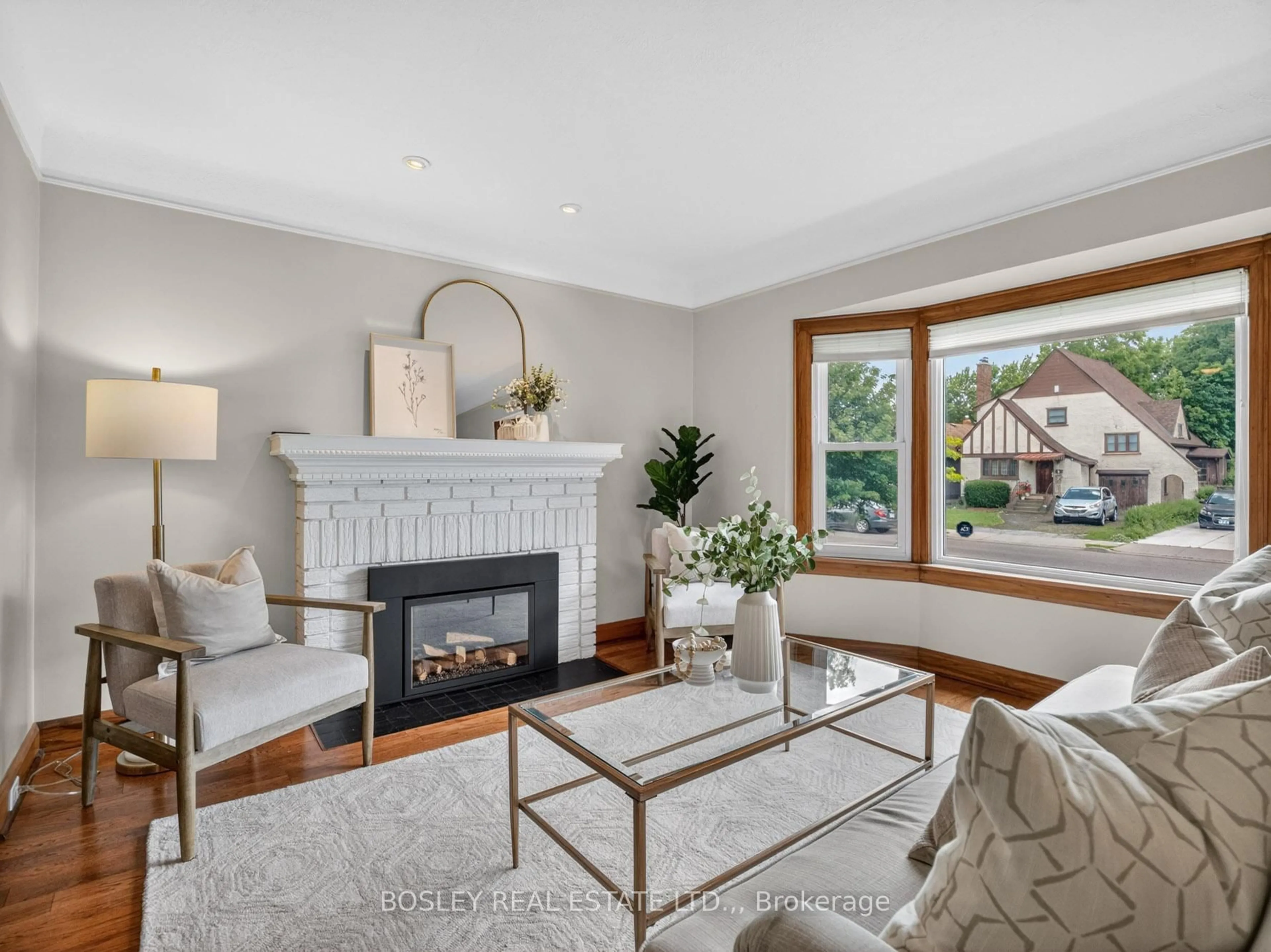 Living room with furniture, unknown for 4 Ridgewood Rd, St. Catharines Ontario L2R 3S3