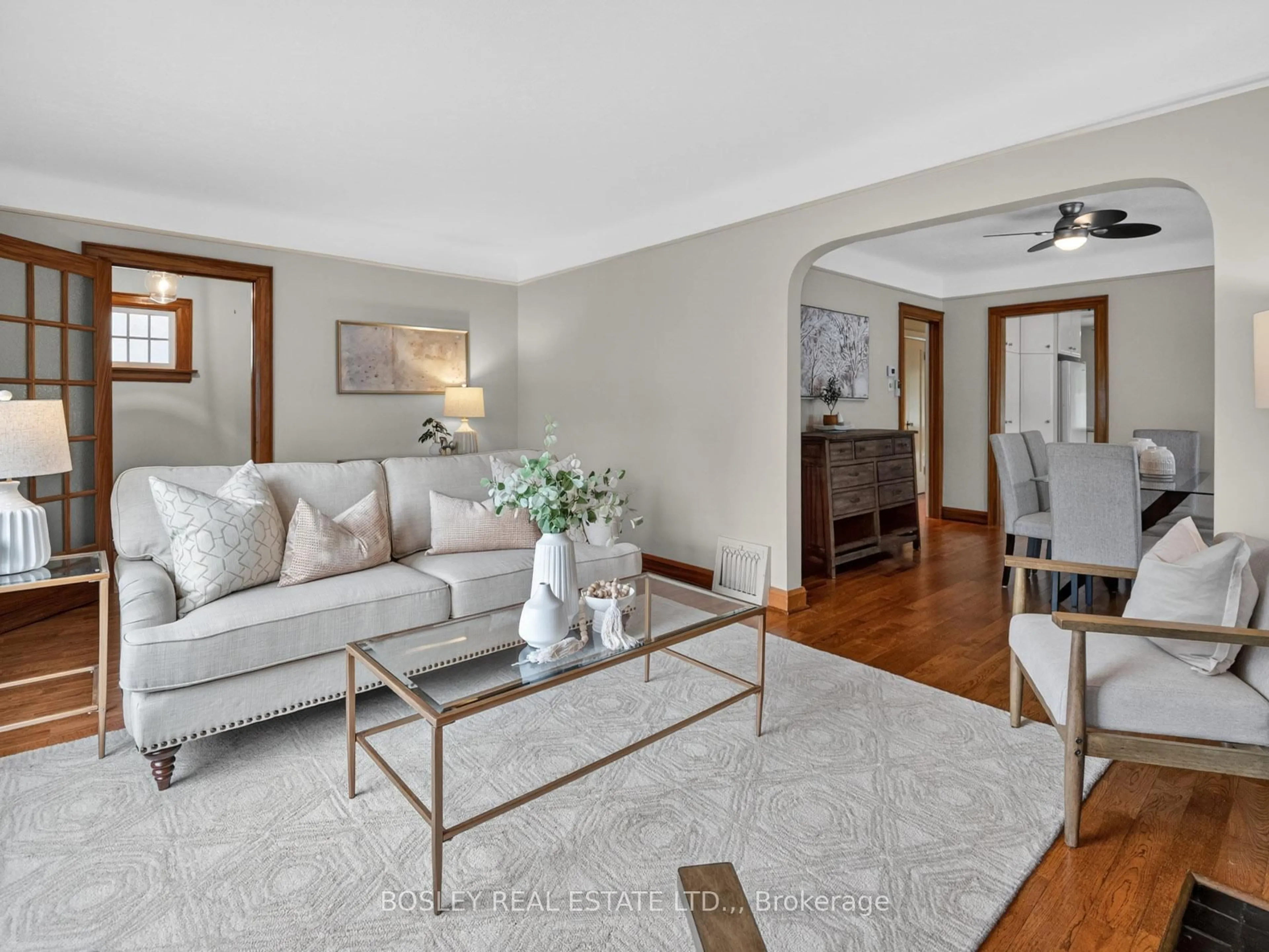 Living room with furniture, unknown for 4 Ridgewood Rd, St. Catharines Ontario L2R 3S3