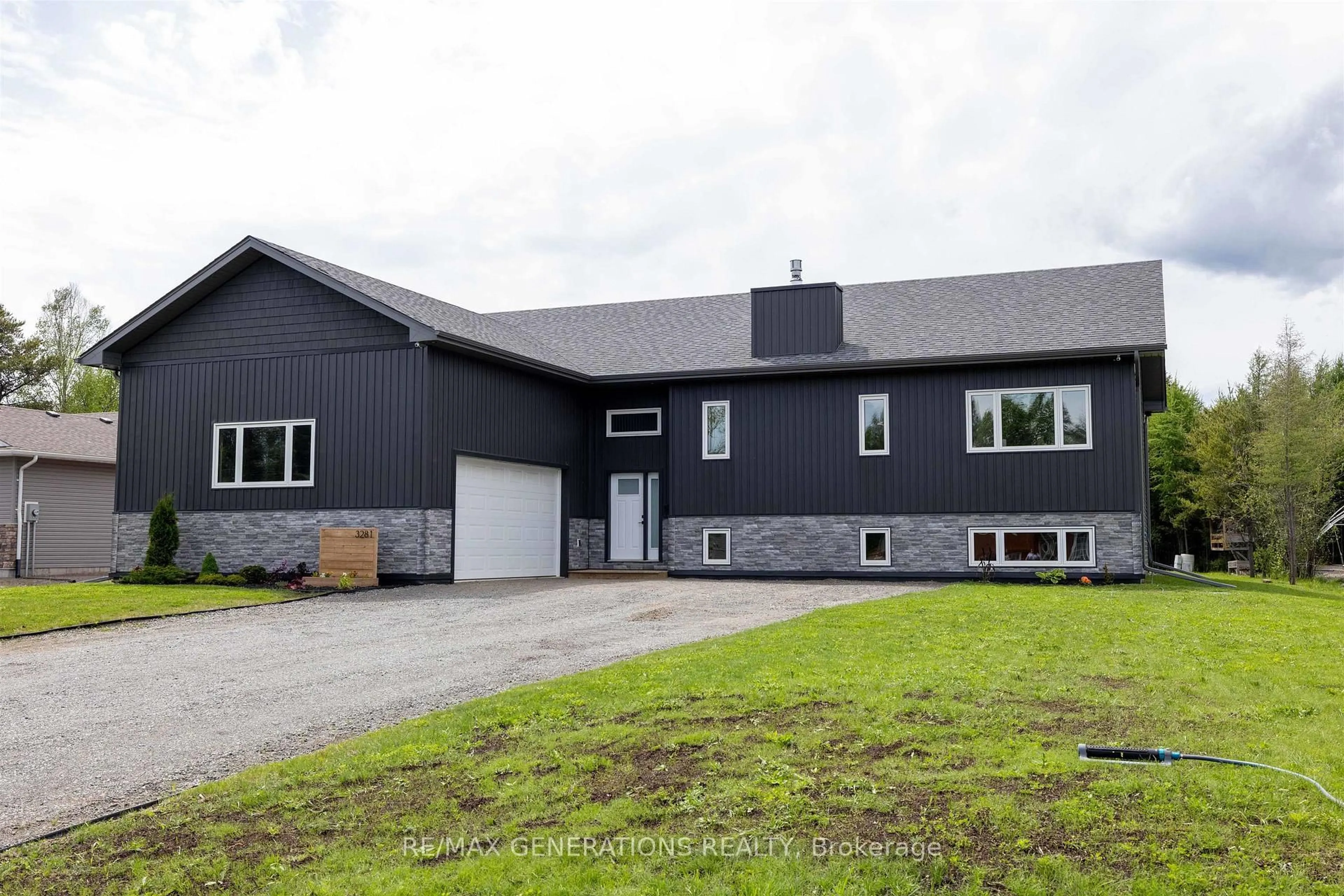Home with vinyl exterior material, unknown for 3281 Fairview Ave, Thunder Bay Ontario P7K 1E5
