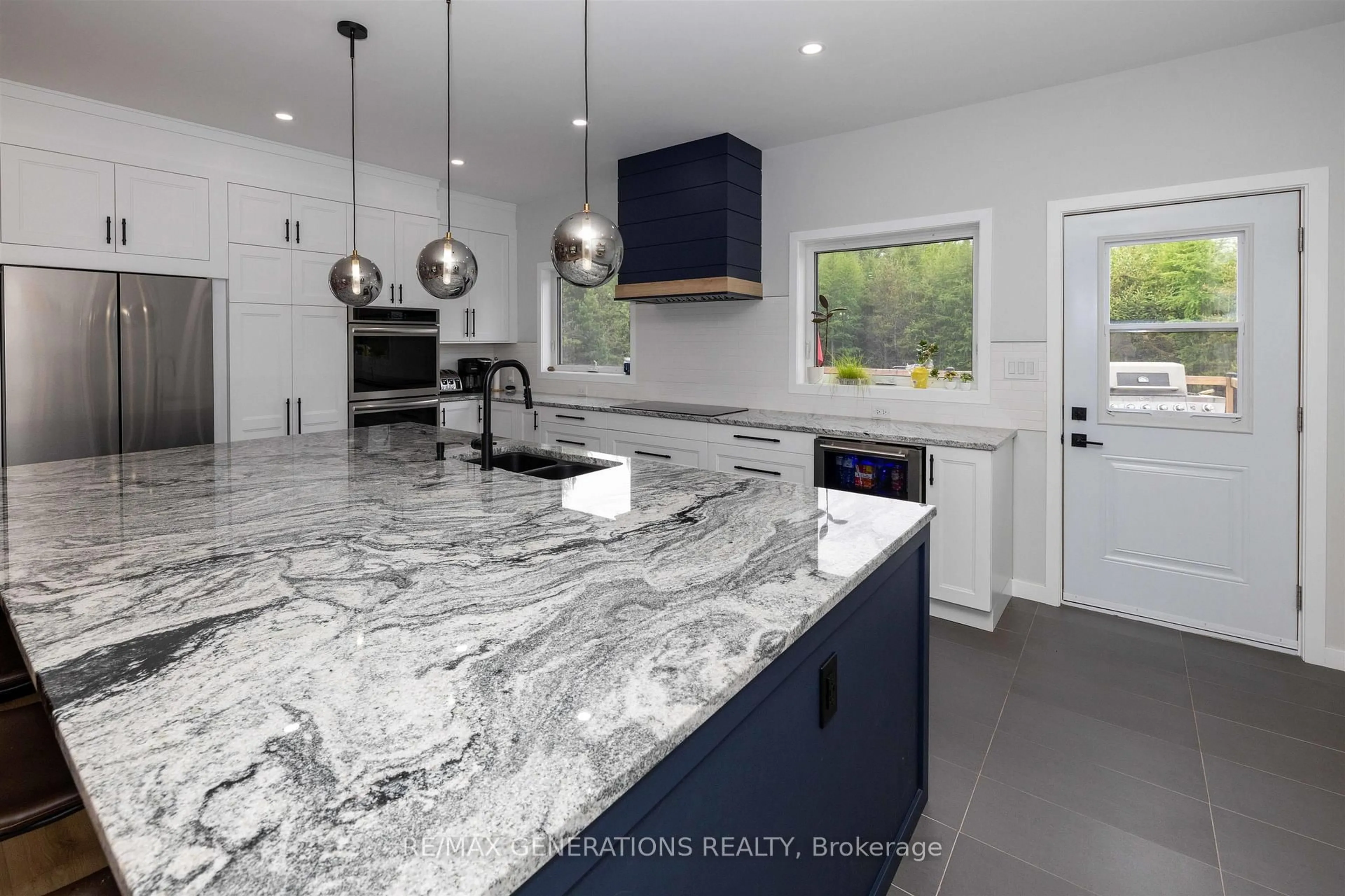 Contemporary kitchen, ceramic/tile floor for 3281 Fairview Ave, Thunder Bay Ontario P7K 1E5